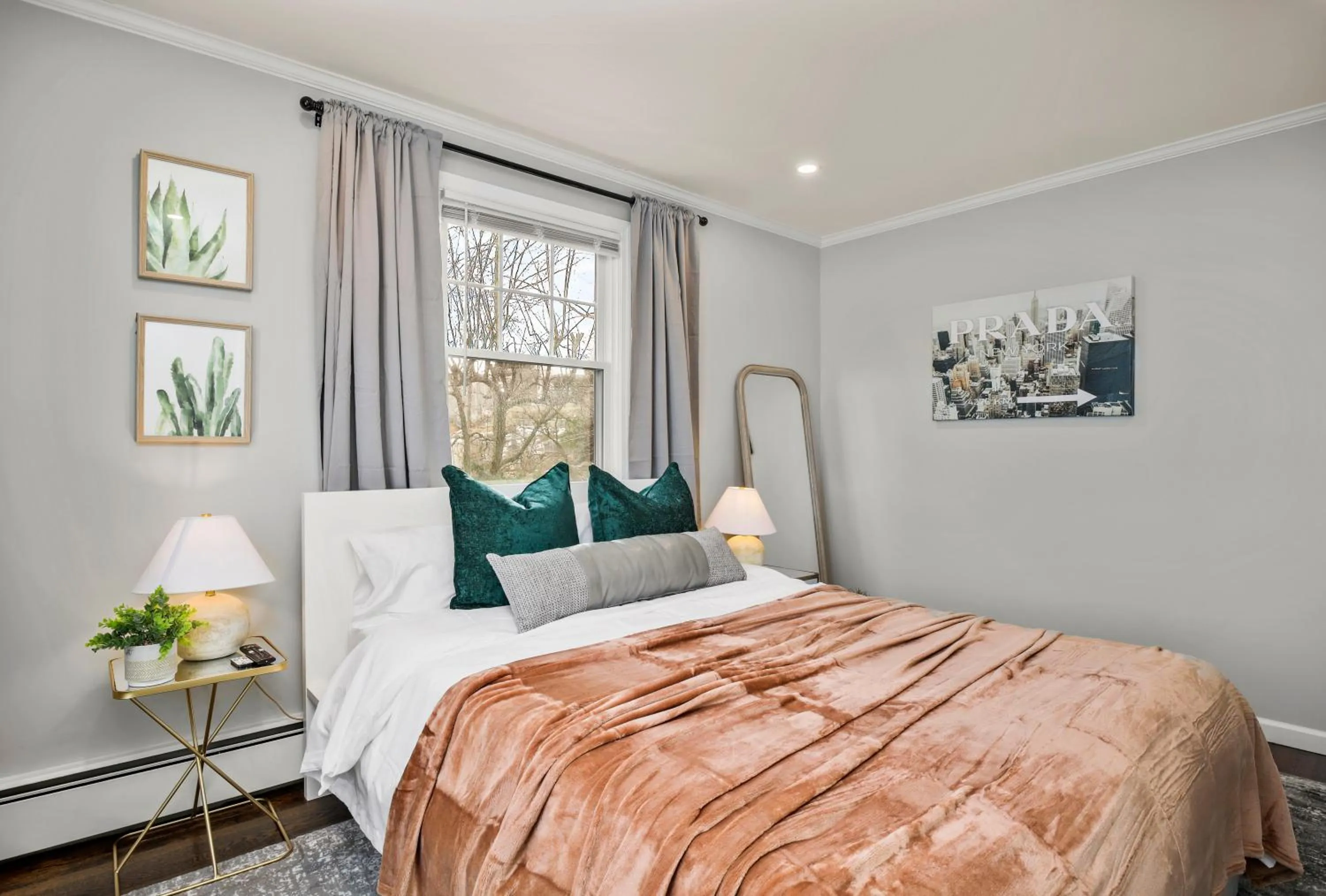 Bed in Waterview house walking distance from Cove Beach-5 mins to downtown-only 40 min to NYC