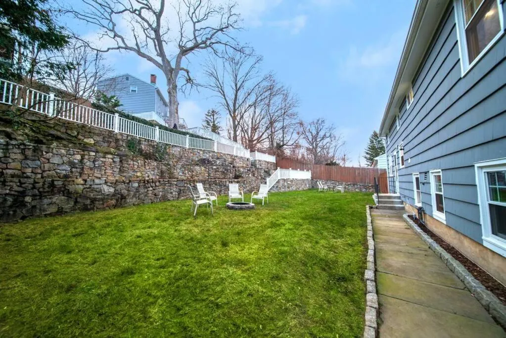 Waterview house walking distance from Cove Beach-5 mins to downtown-only 40 min to NYC