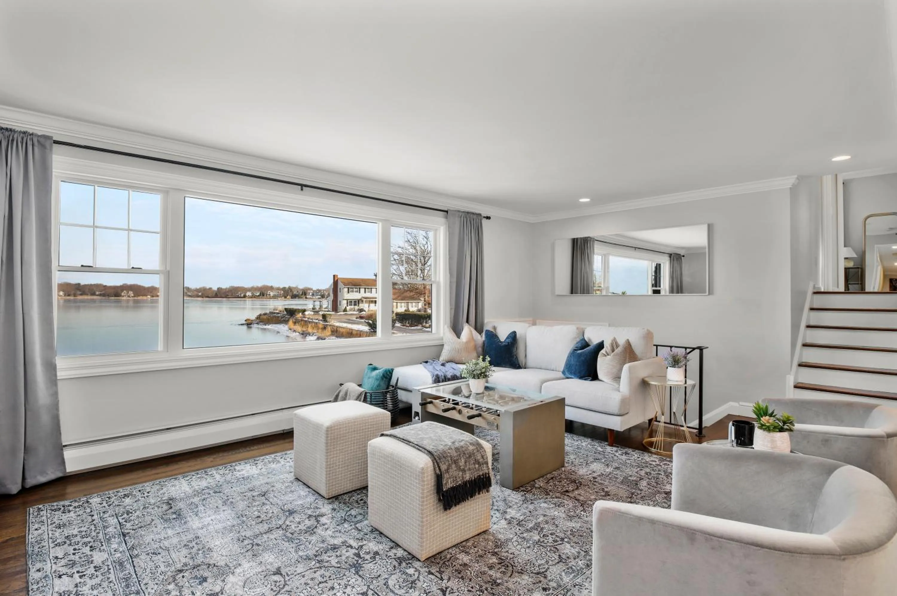 Waterview house walking distance from Cove Beach-5 mins to downtown-only 40 min to NYC