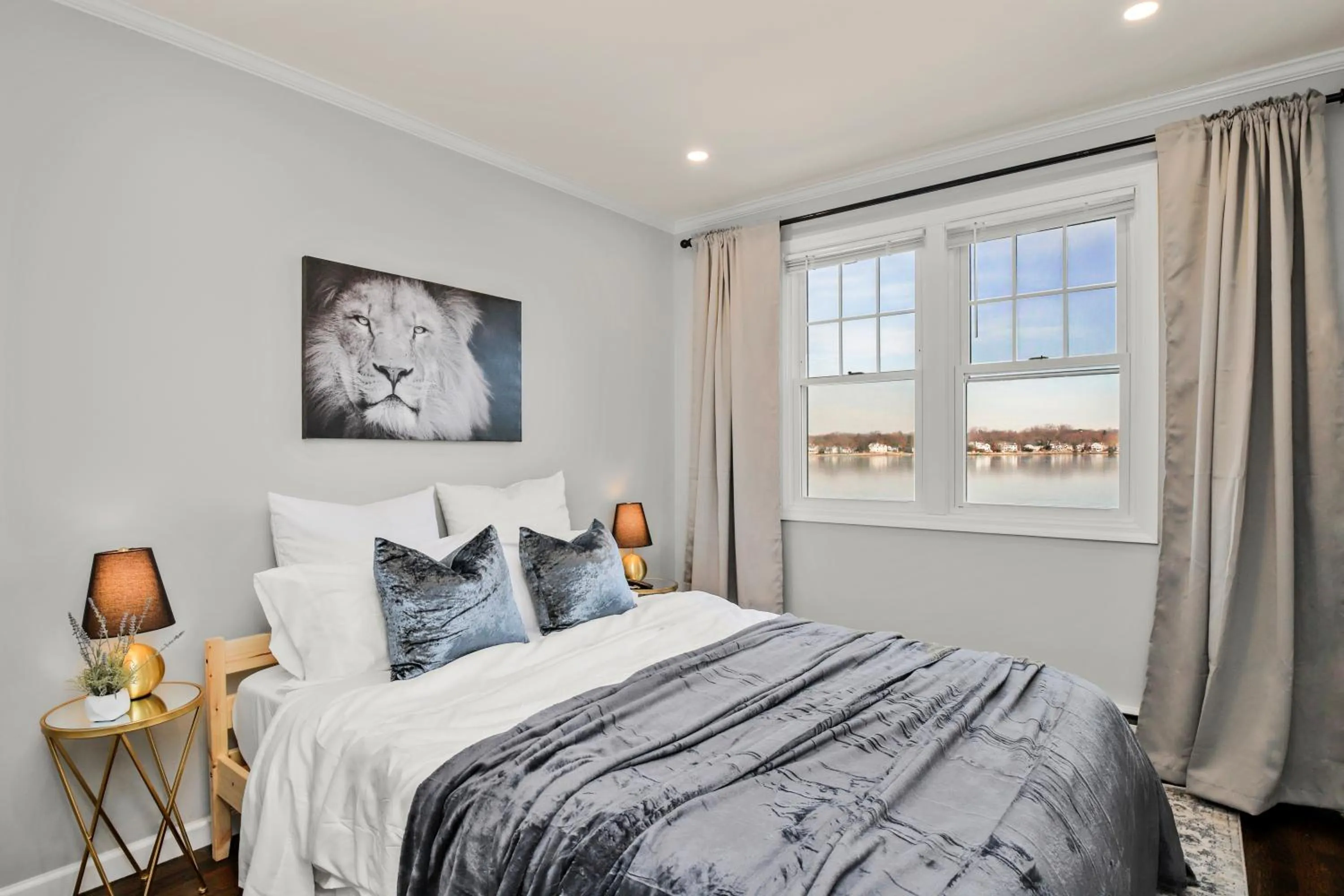 Bed in Waterview house walking distance from Cove Beach-5 mins to downtown-only 40 min to NYC