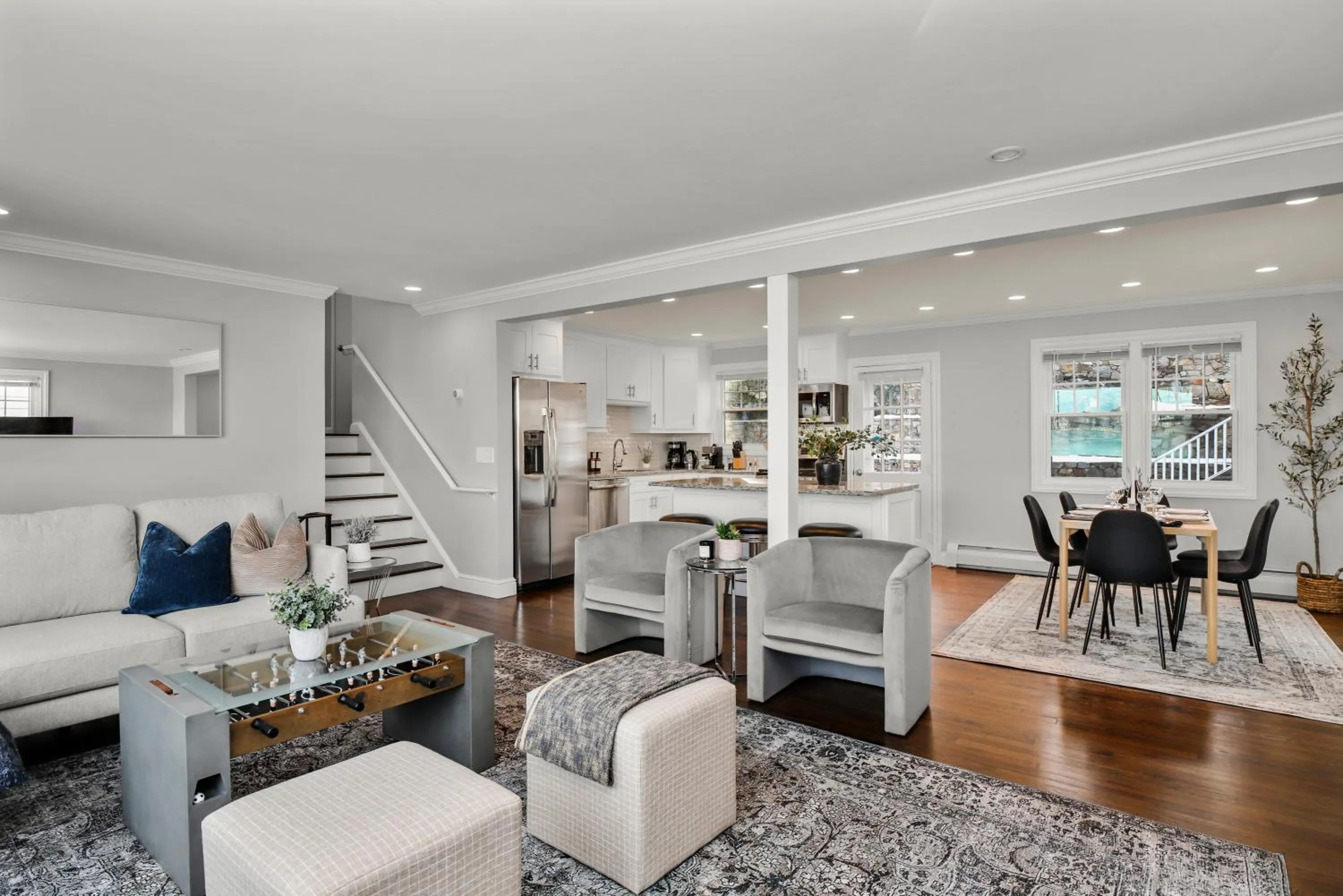 Waterview house walking distance from Cove Beach-5 mins to downtown-only 40 min to NYC