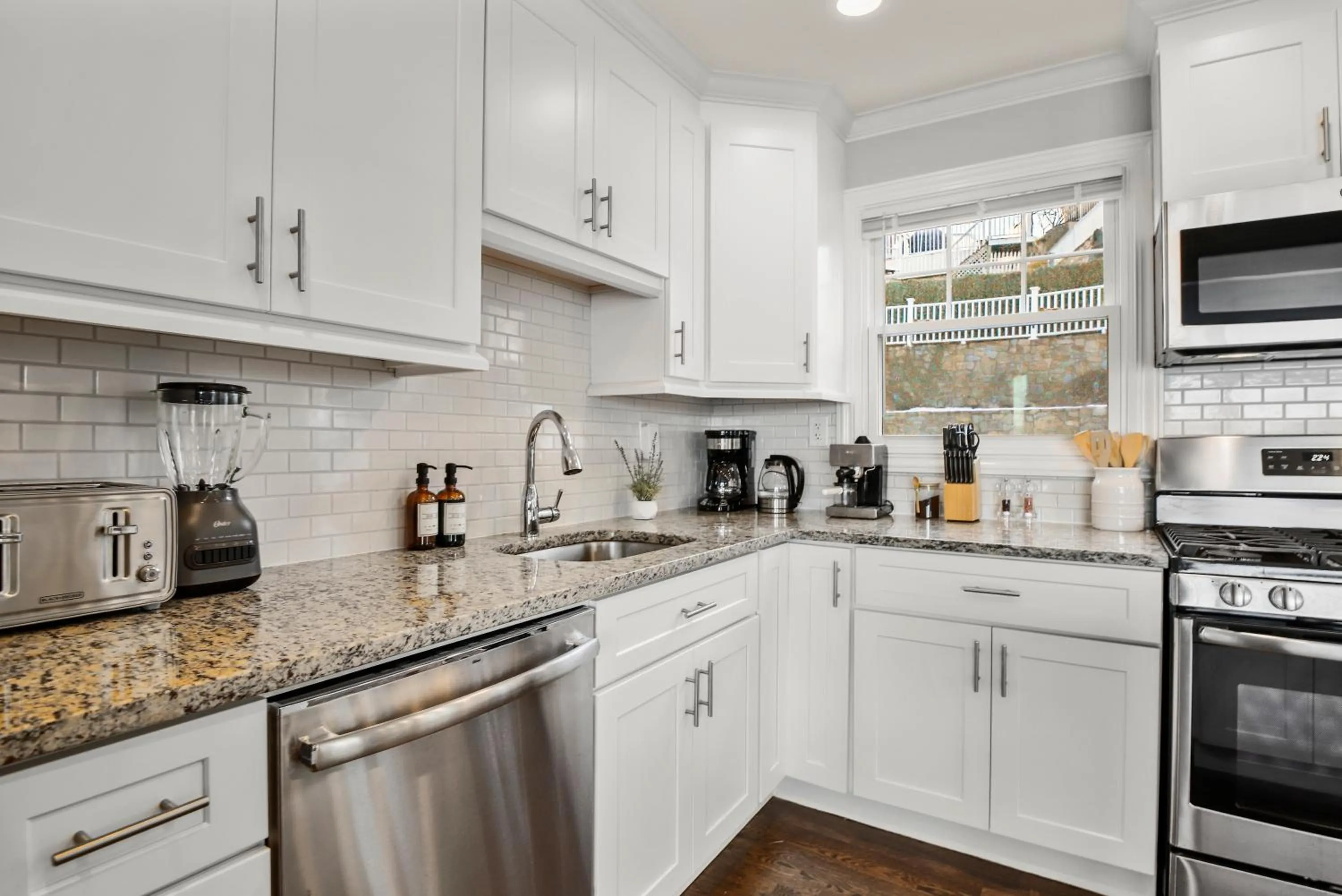 Waterview house walking distance from Cove Beach-5 mins to downtown-only 40 min to NYC