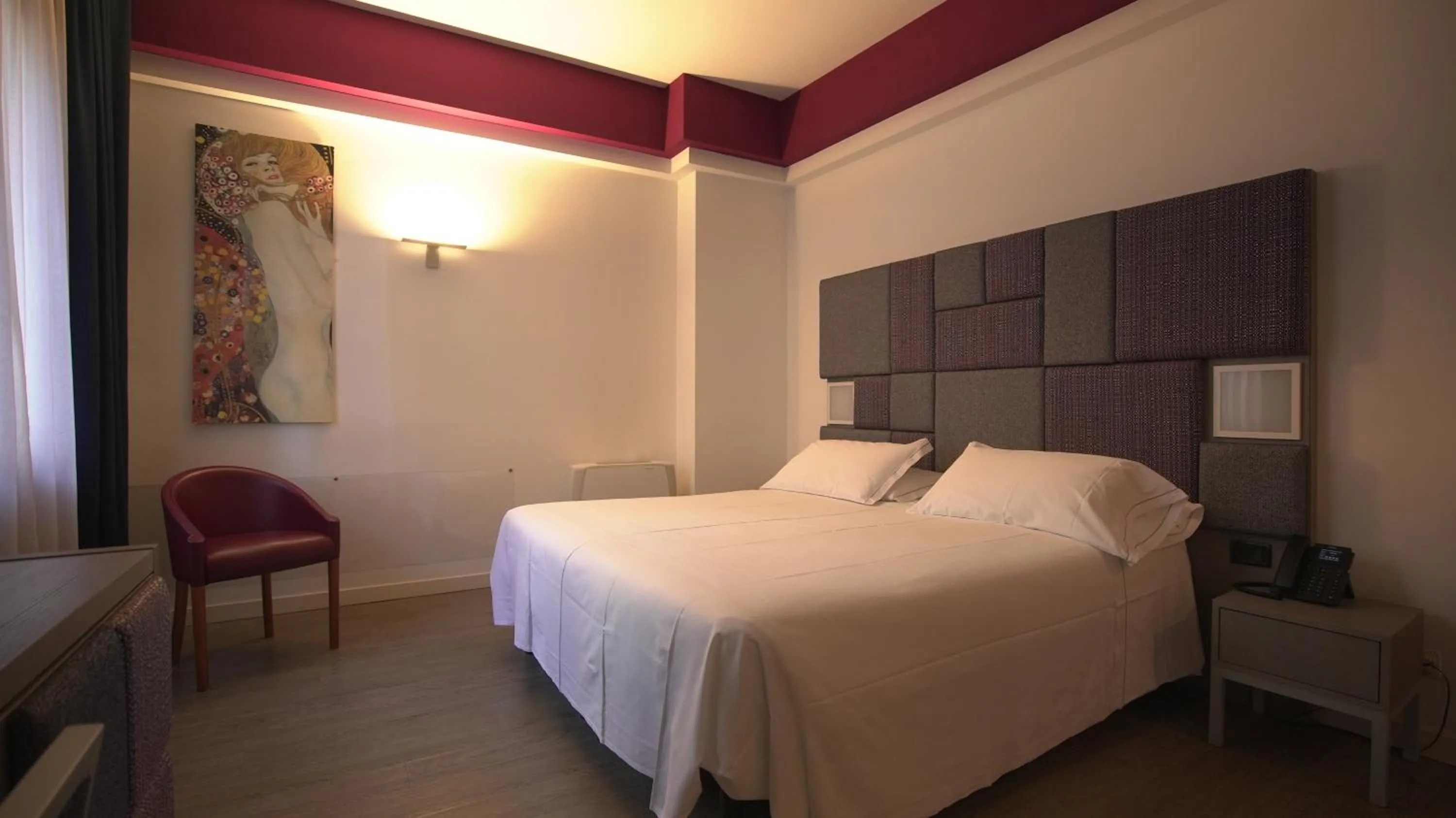 Photo of the whole room, Bed in Hotel Lancaster