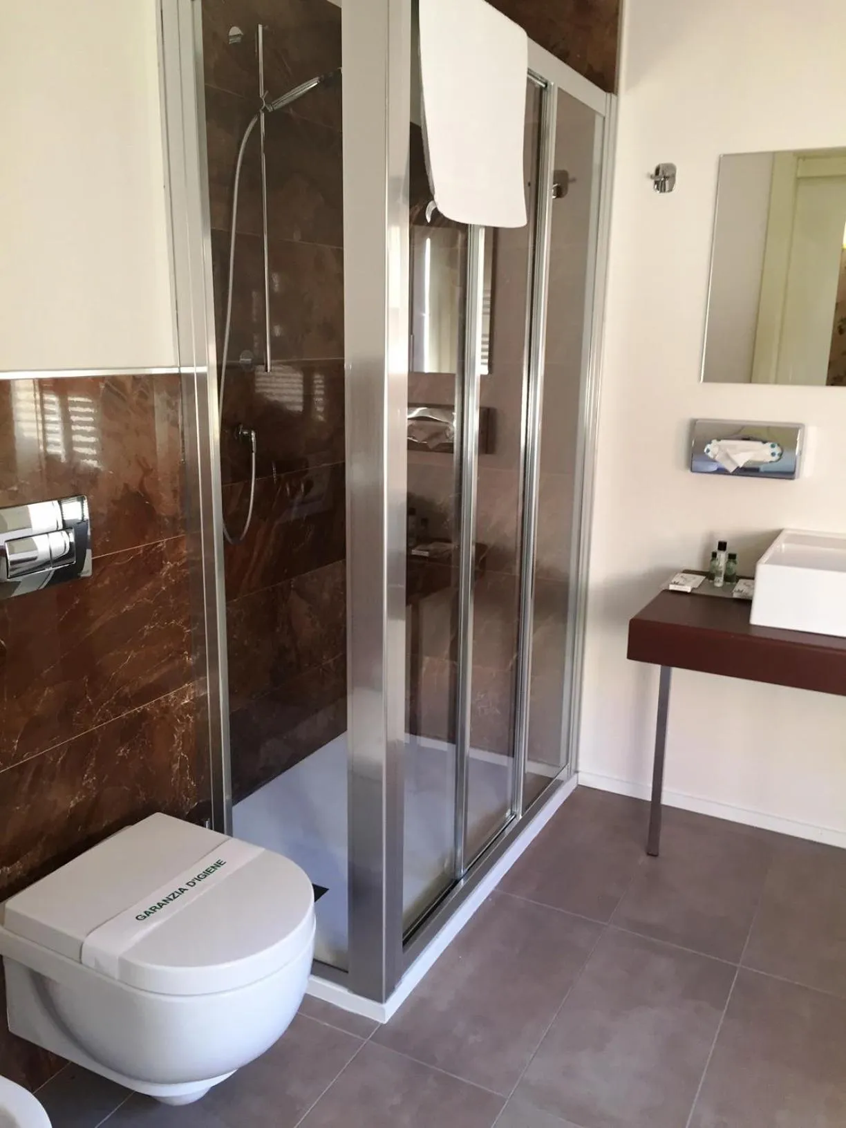 Shower in Hotel Lancaster