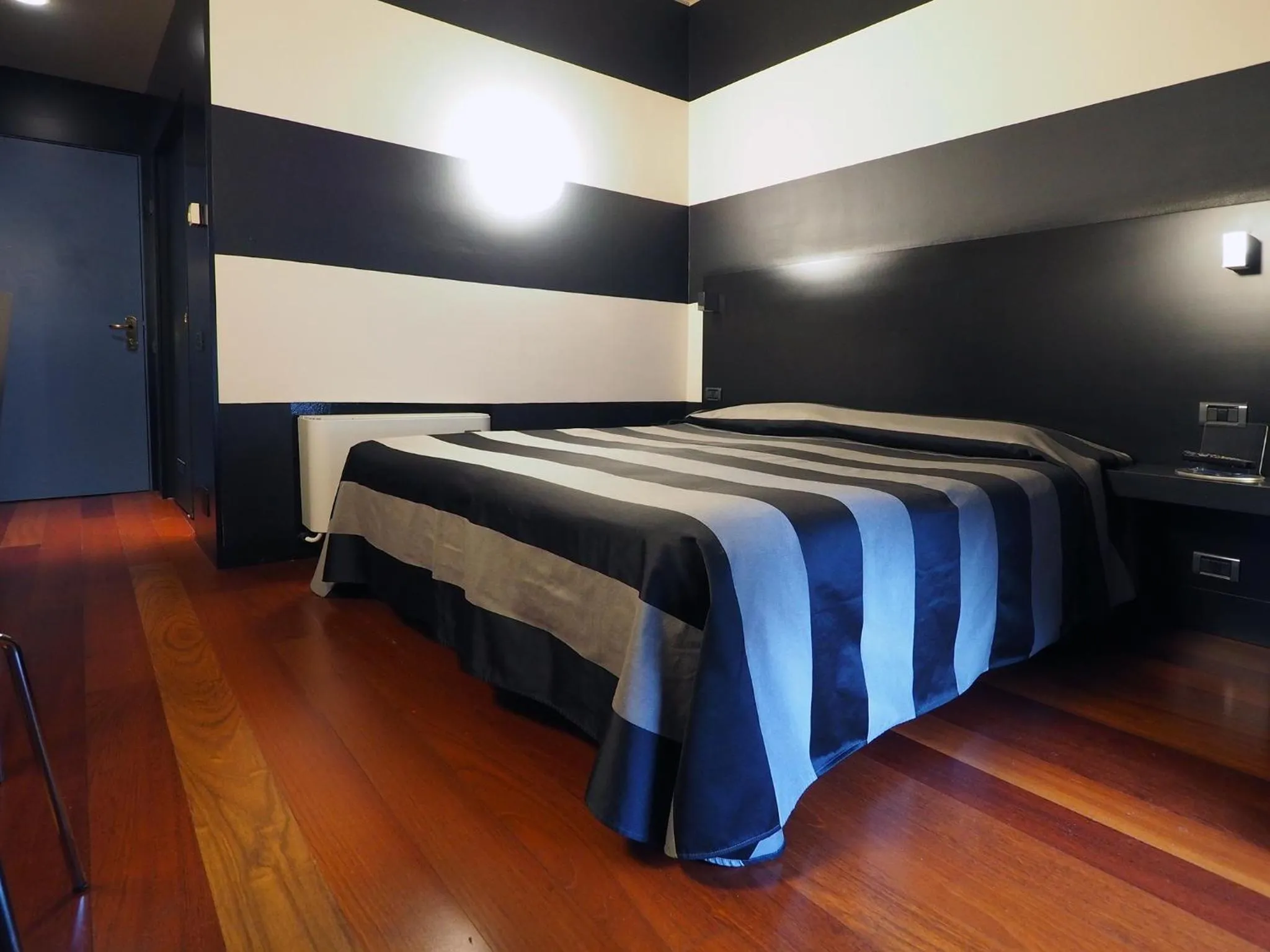 Photo of the whole room, Bed in Hotel Lancaster