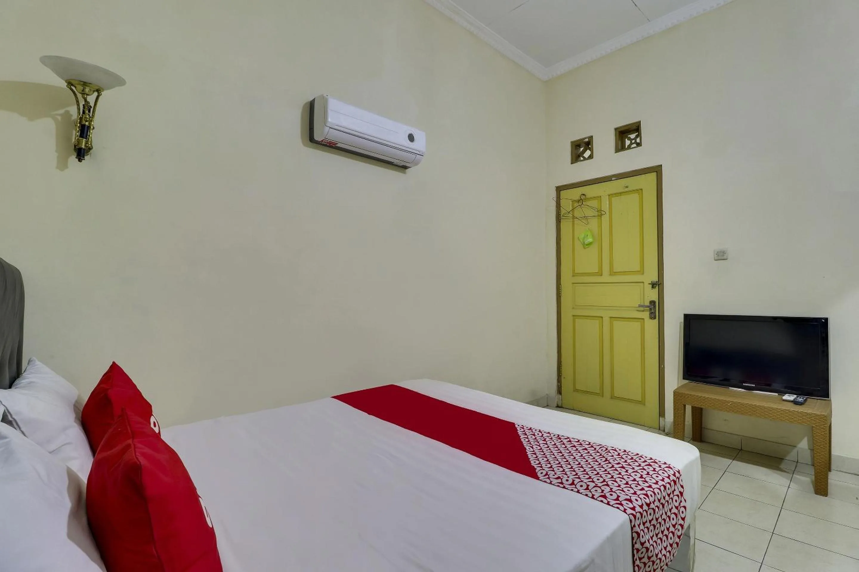 Bedroom in Hotel O My Guest House Syariah