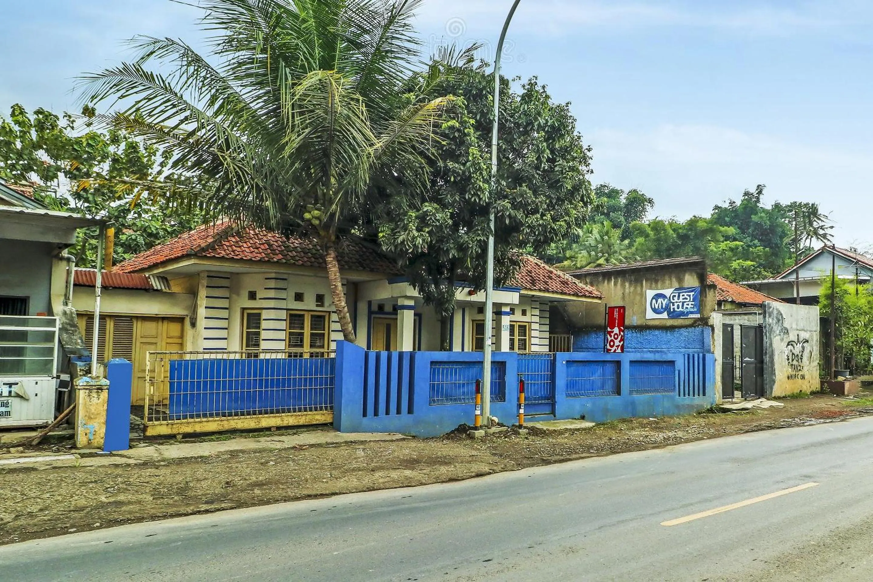 Facade/entrance in Hotel O My Guest House Syariah