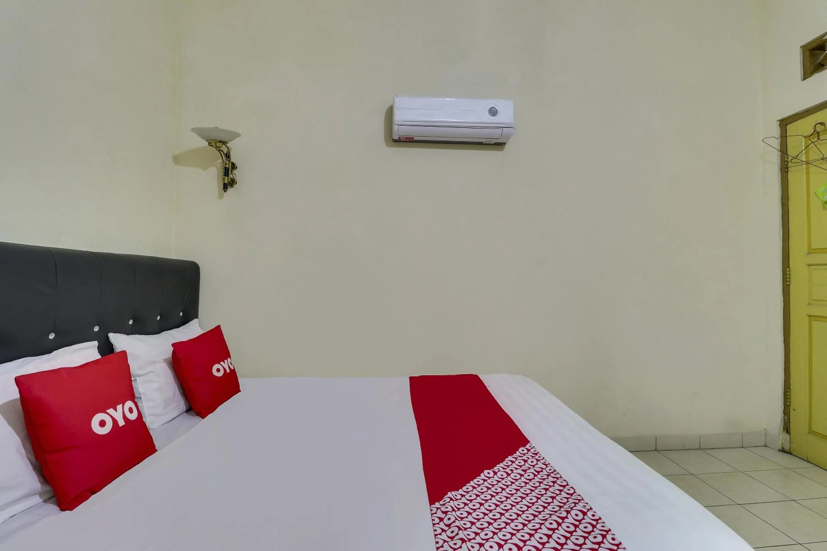 Bedroom in Hotel O My Guest House Syariah