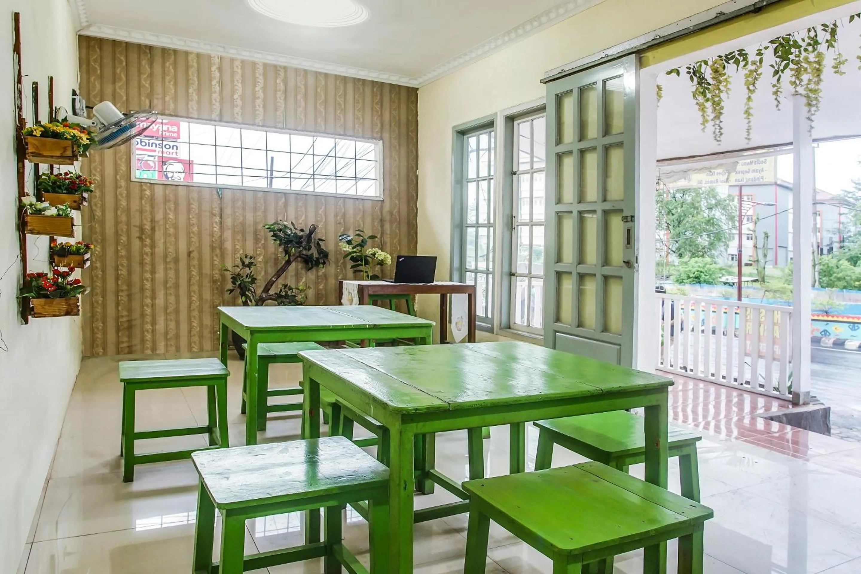 Restaurant/places to eat in OYO Life 90896 Griya Atu Syariah