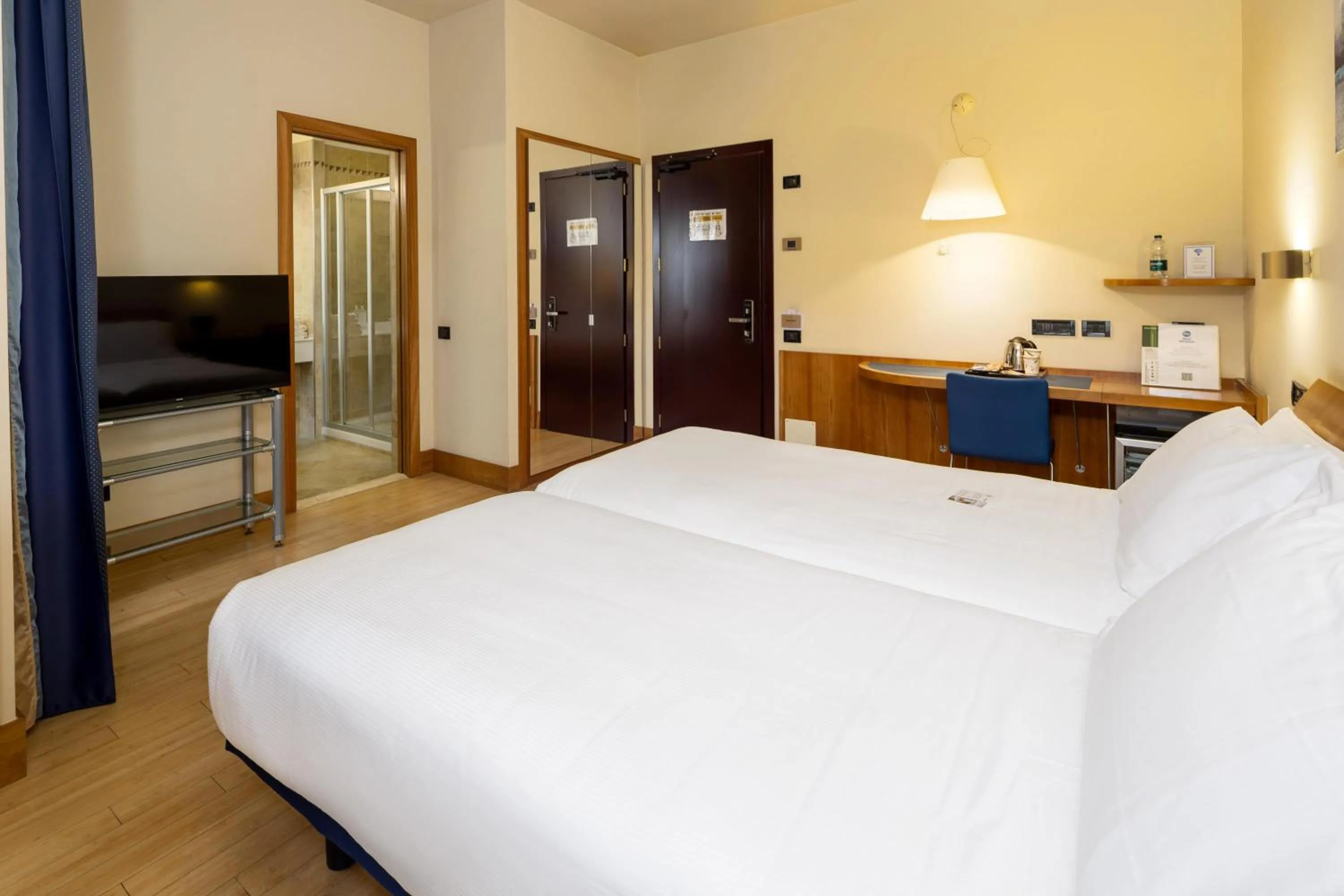 Photo of the whole room, Bed in Best Western Hotel Luxor