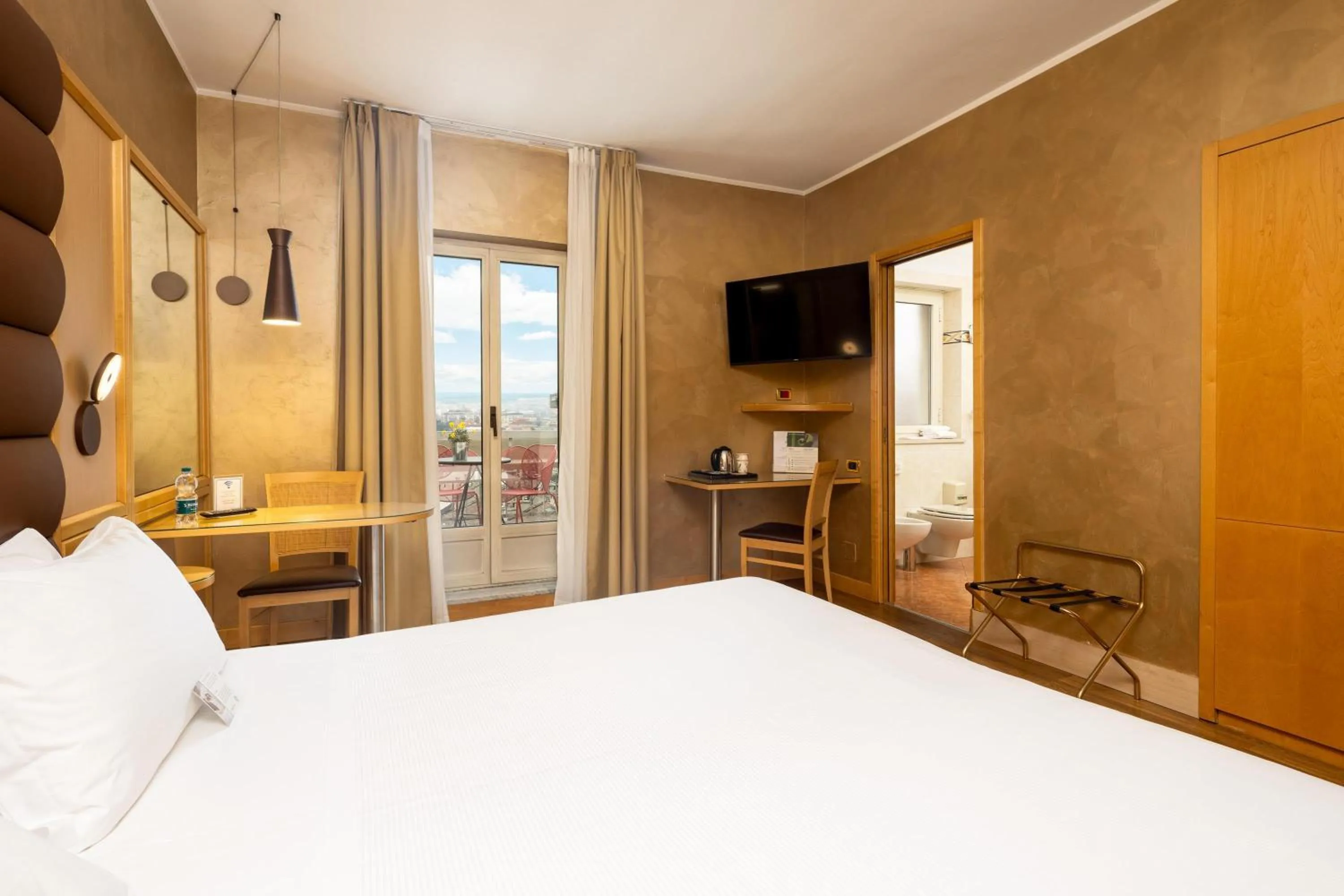 Property building, Bed in Best Western Hotel Luxor