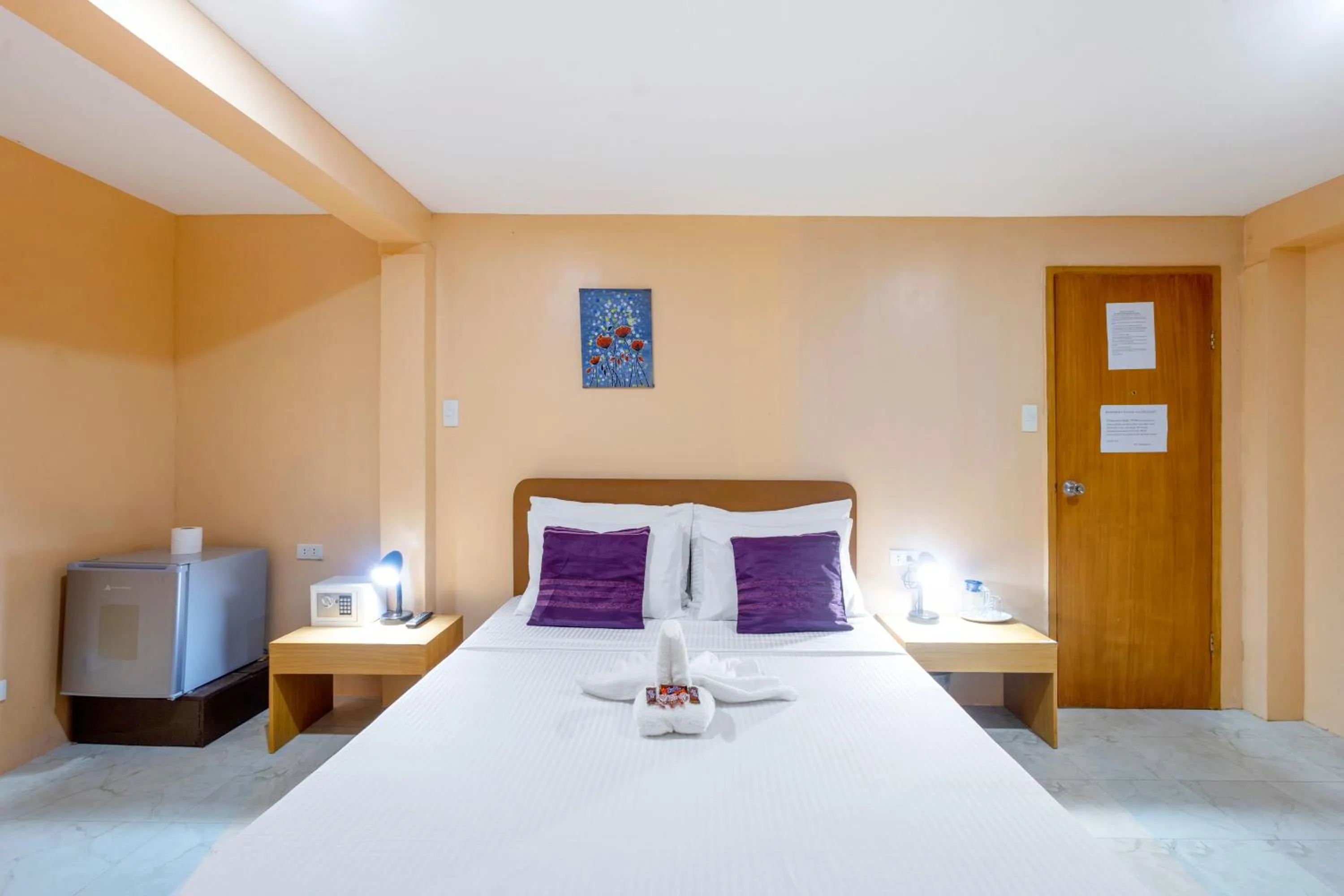 Bed in White Shamrock Beach Hotel