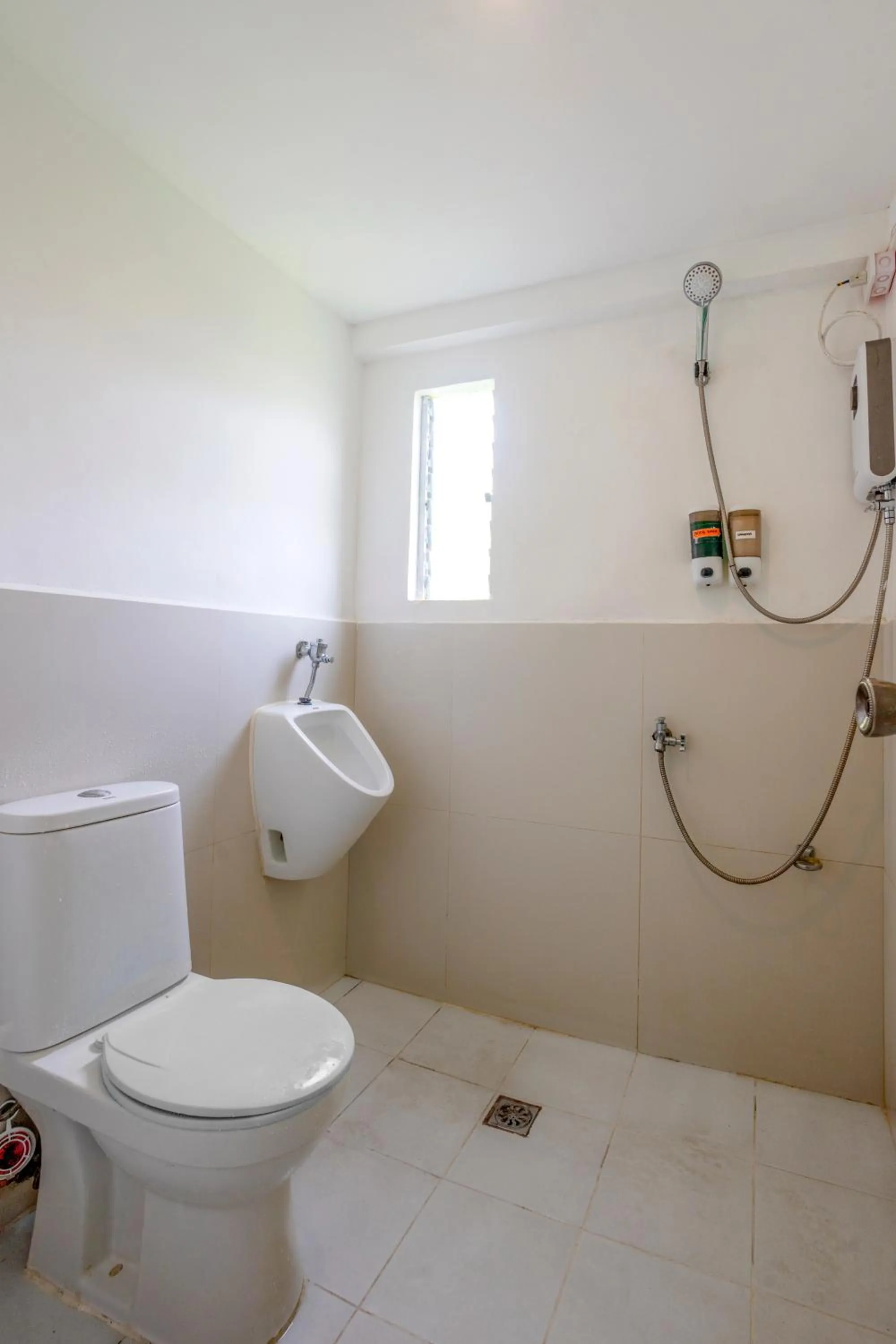 Shower in White Shamrock Beach Hotel