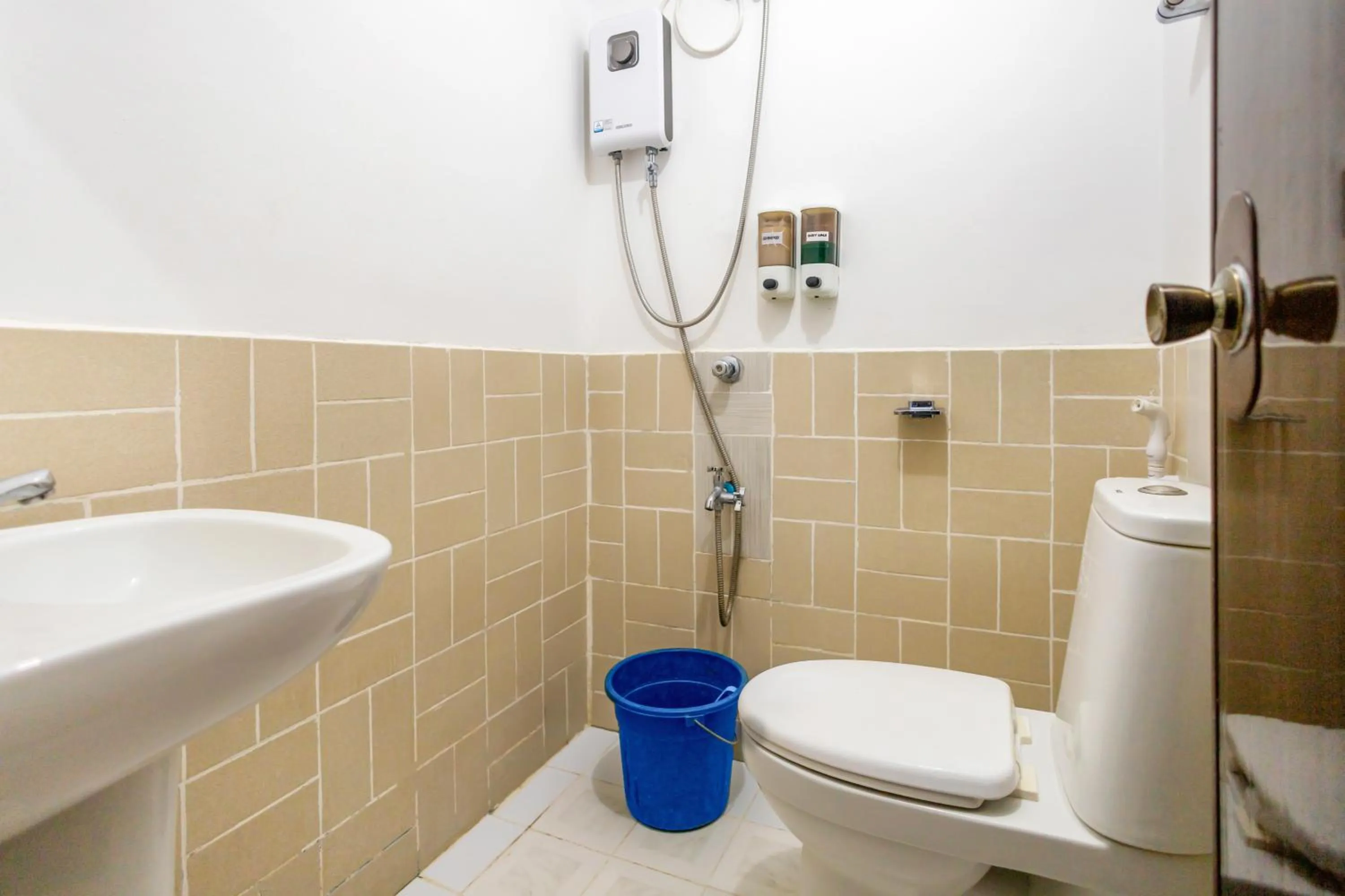 Shower in White Shamrock Beach Hotel