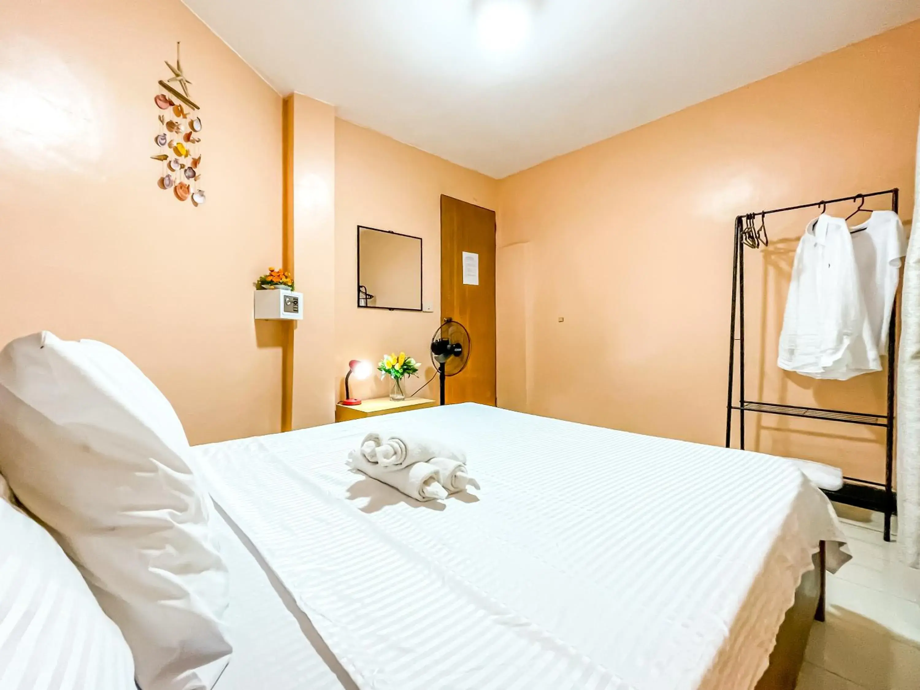 Bed in White Shamrock Beach Hotel Bed in White Shamrock Beach Hotel