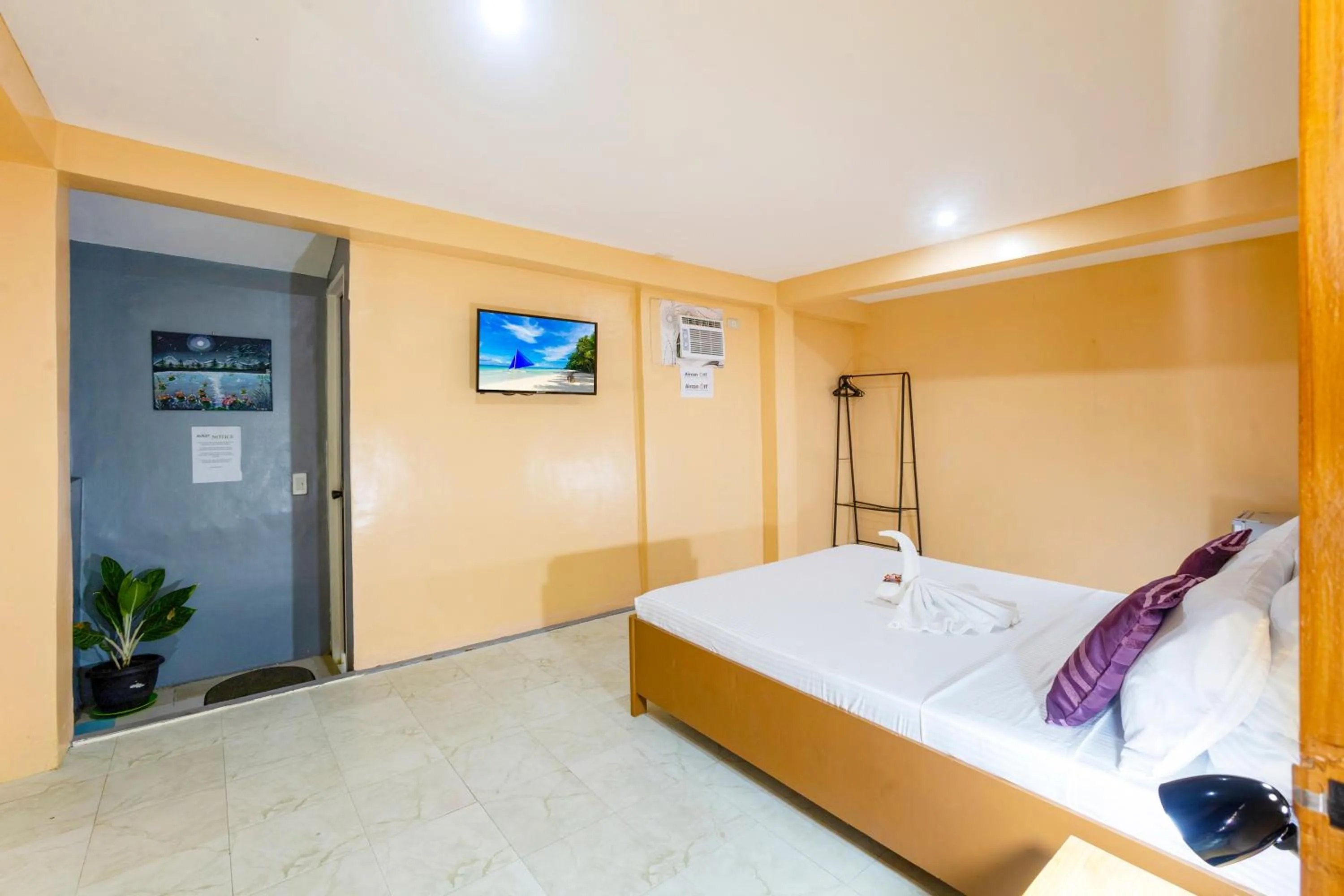 Bed in White Shamrock Beach Hotel