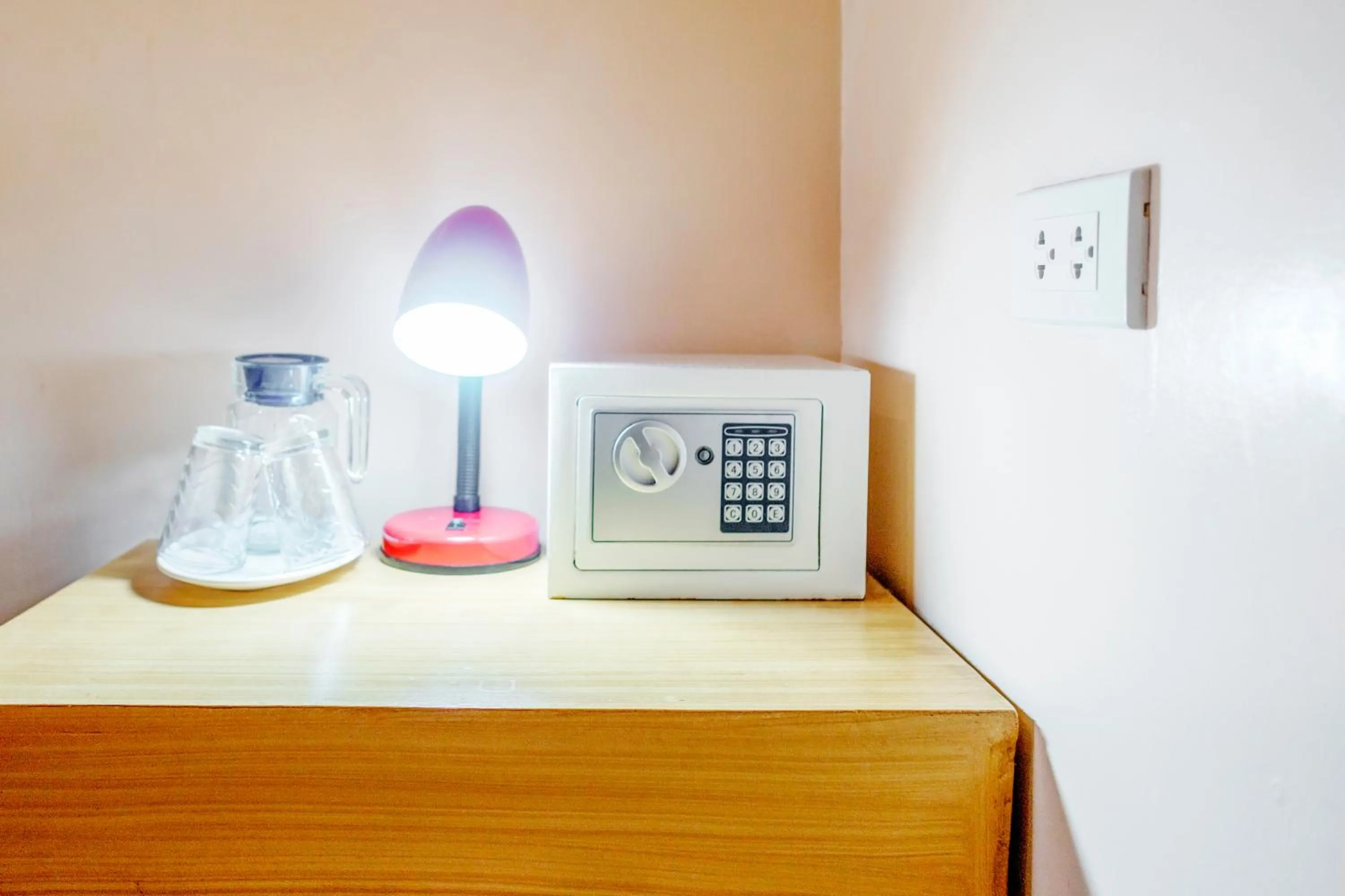 Drinks, Bed in White Shamrock Beach Hotel