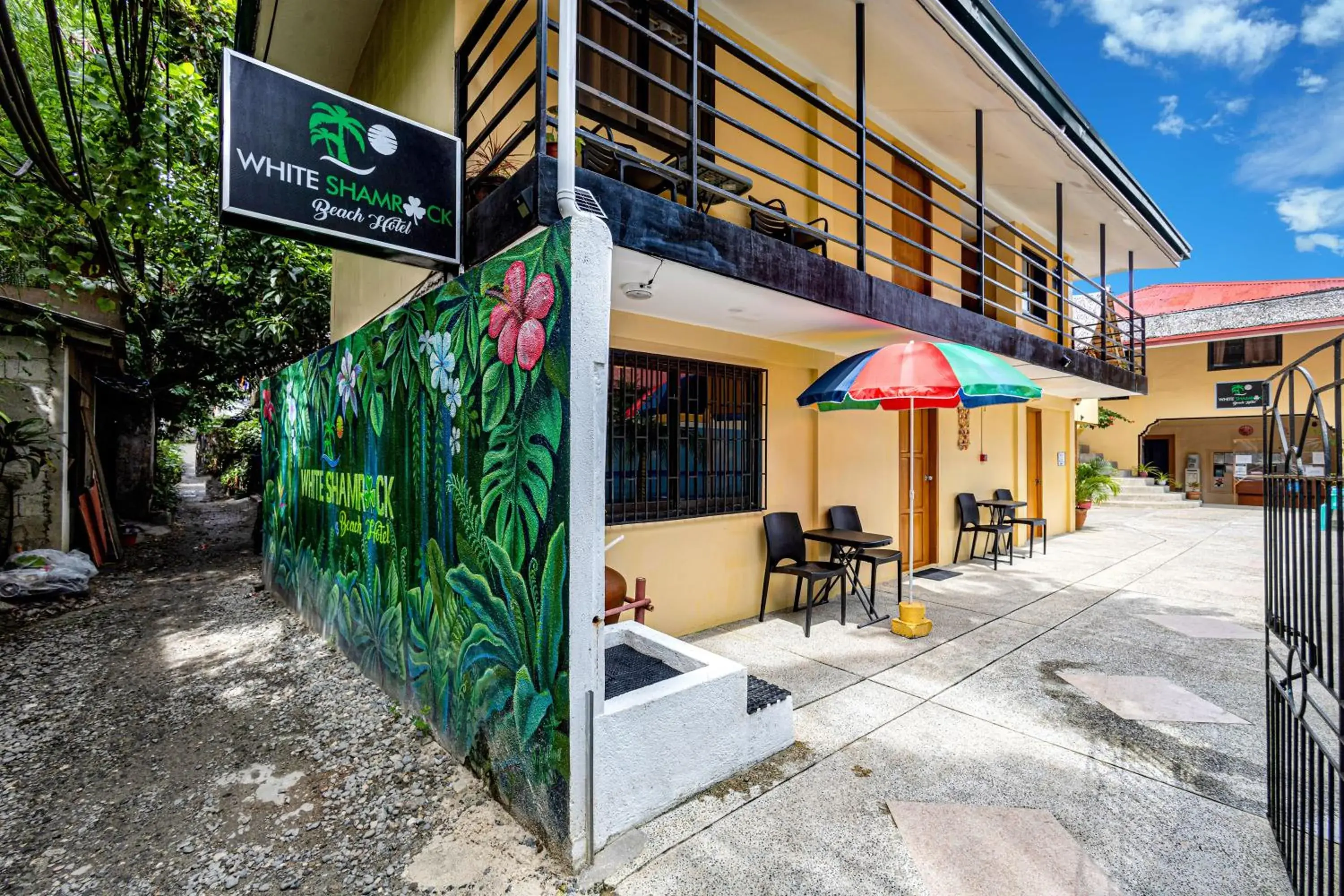 Facade/entrance in White Shamrock Beach Hotel Facade/entrance in White Shamrock Beach Hotel