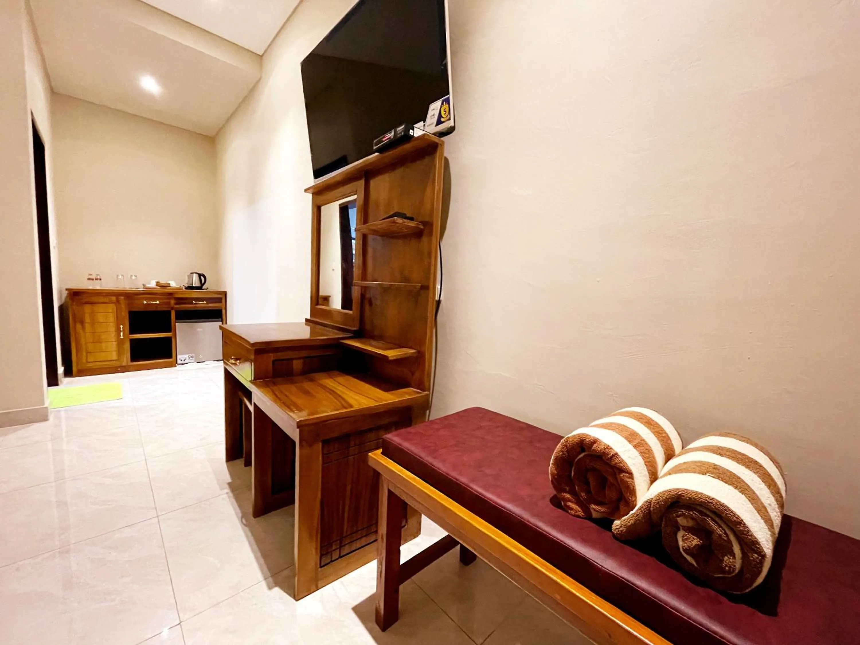 Communal lounge/ TV room in Bali 85 Beach Inn