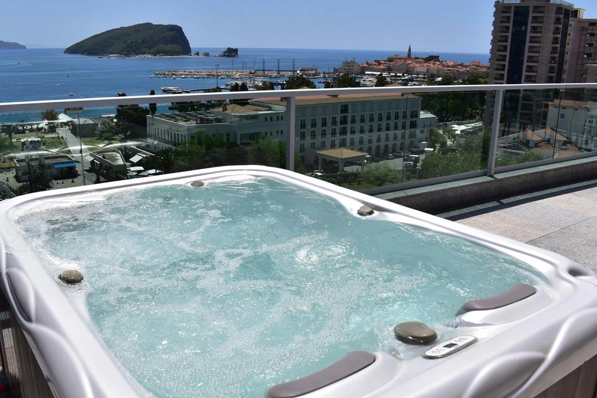 Hot Tub in Hotel TQ Plaza