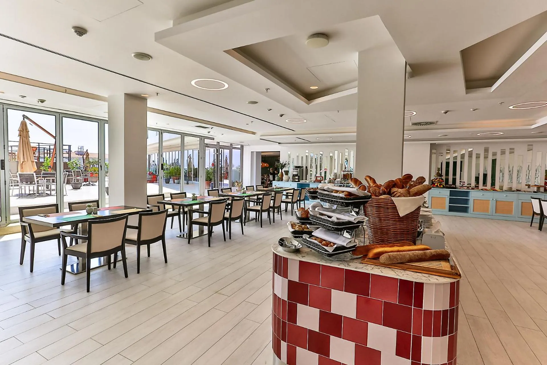 Restaurant/places to eat in Hotel TQ Plaza