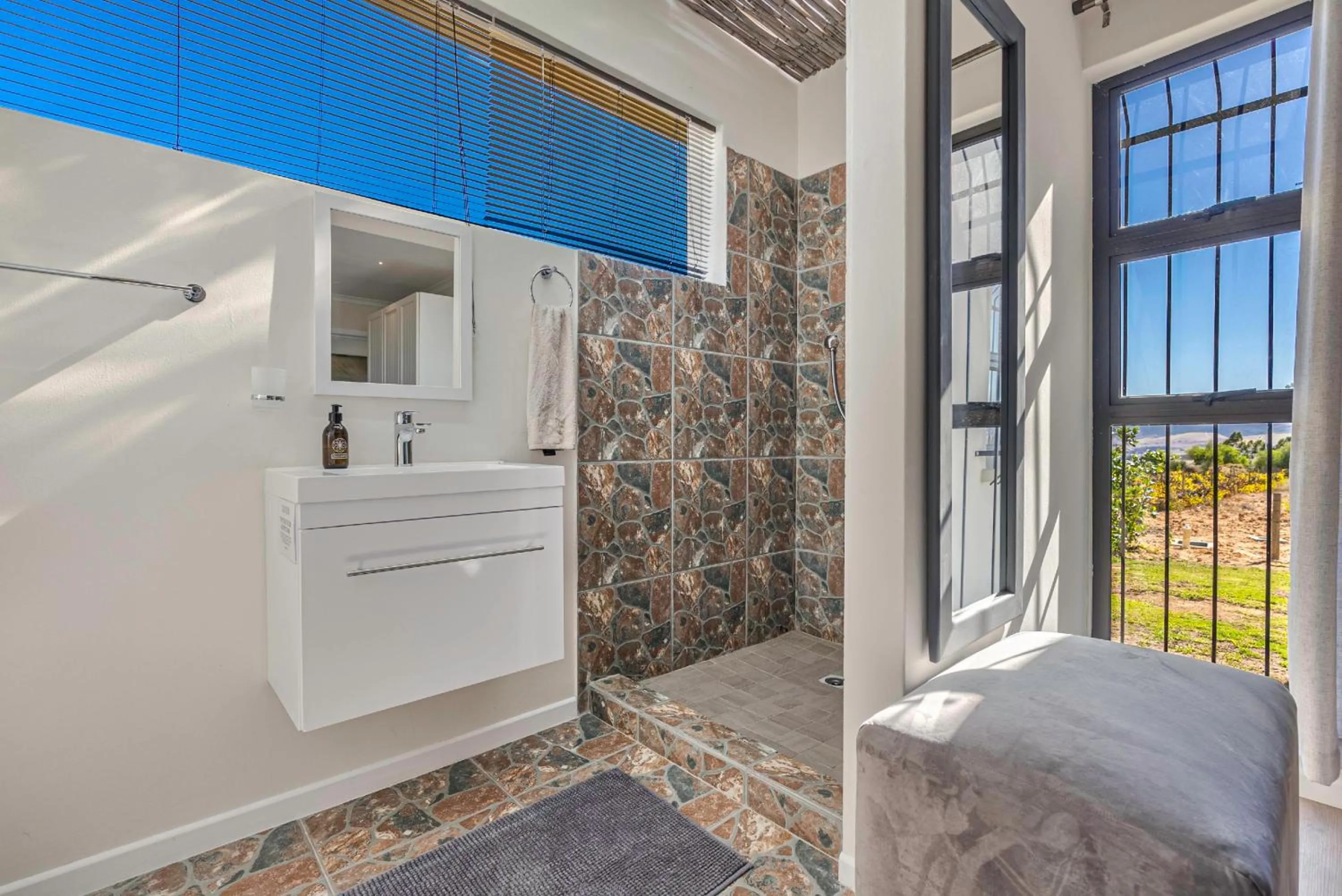 Shower, Bed in Val de Vine