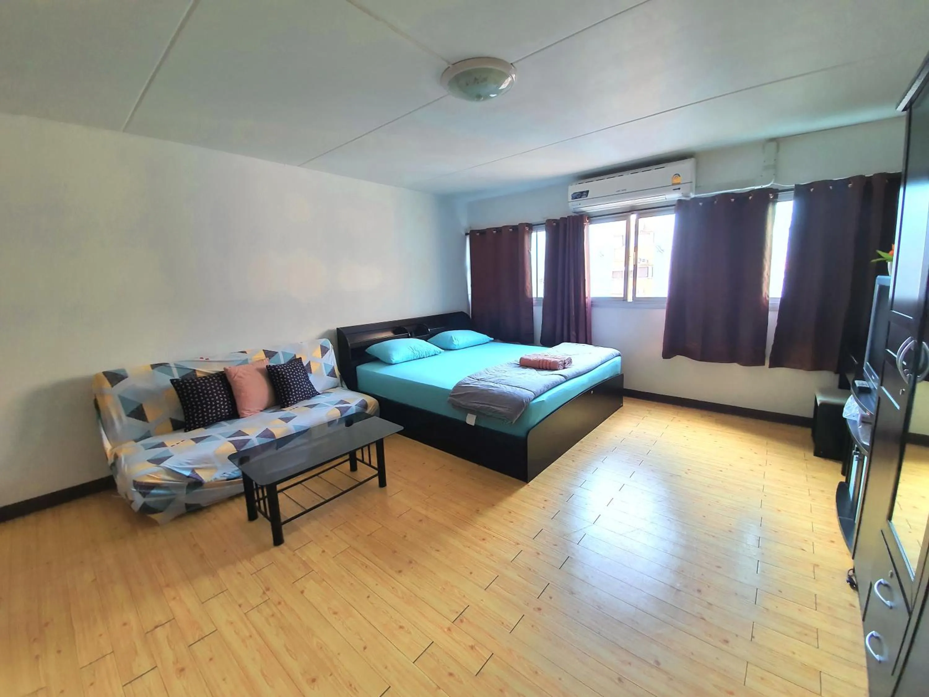 Photo of the whole room, Bed in Great Location At IMPACT ARENA Muang Thong Thani C3