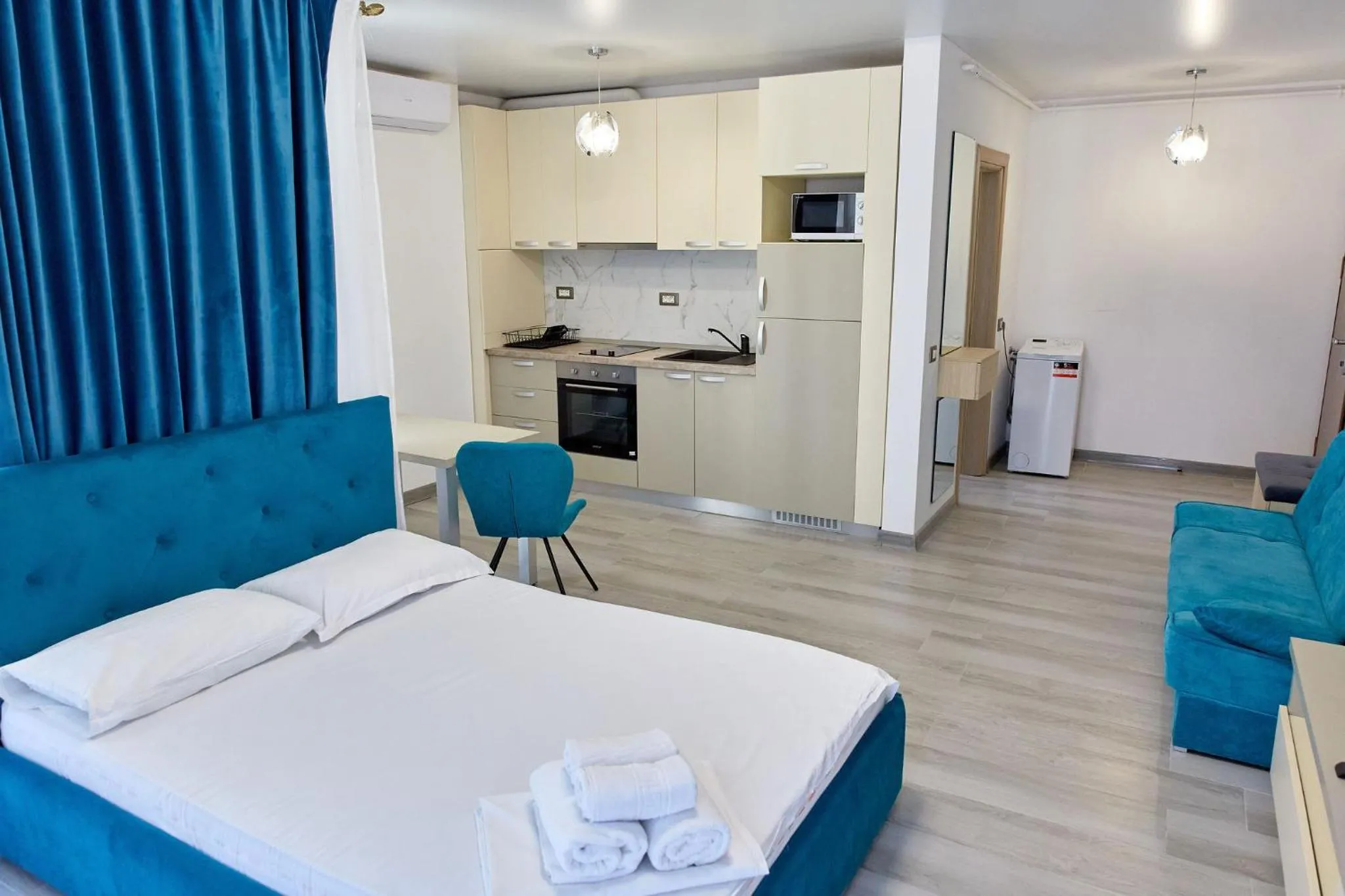 Kitchen or kitchenette, Bed in Apartamente Nord 10