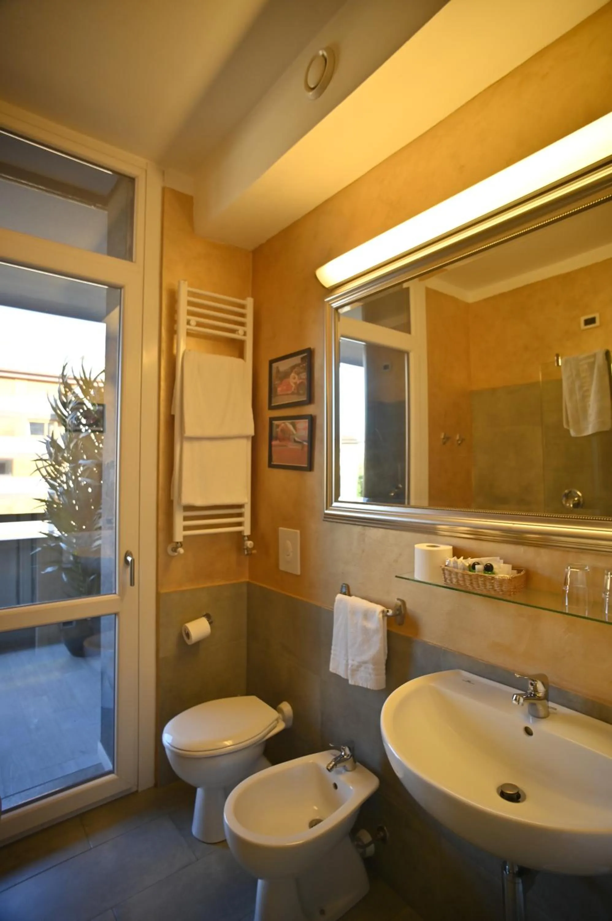 Shower in Admiral Hotel