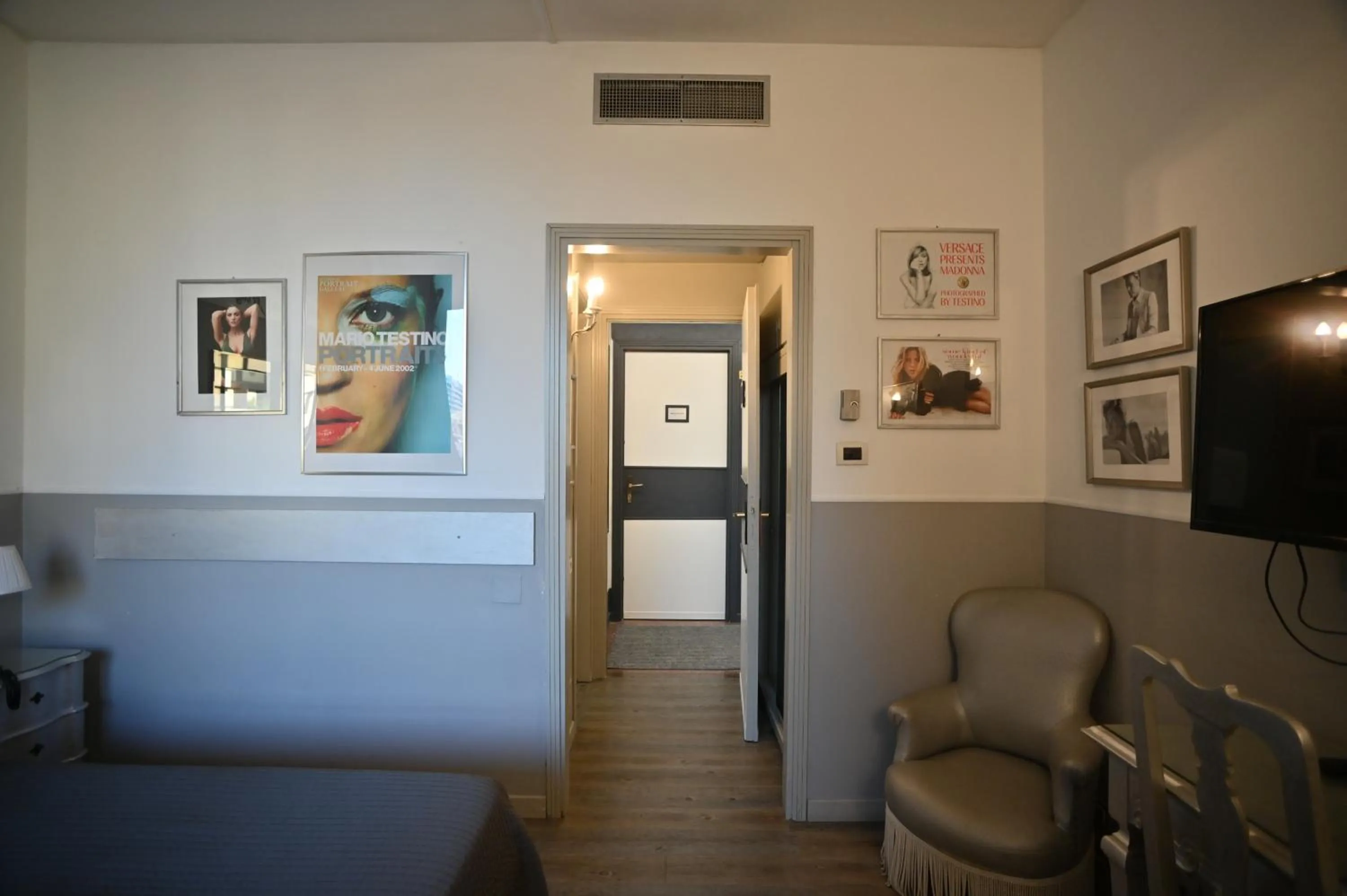 Communal lounge/ TV room in Admiral Hotel