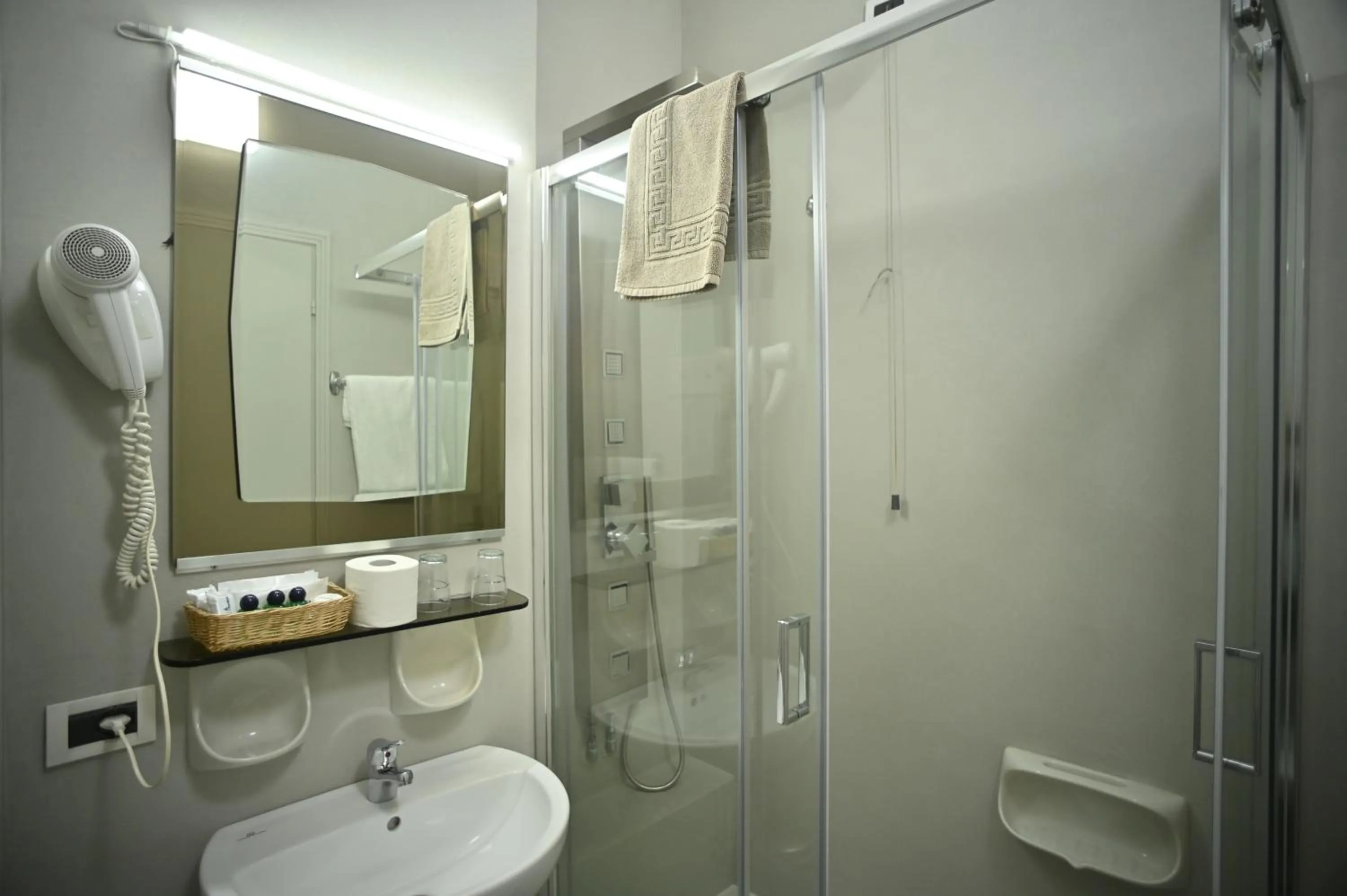 Shower in Admiral Hotel