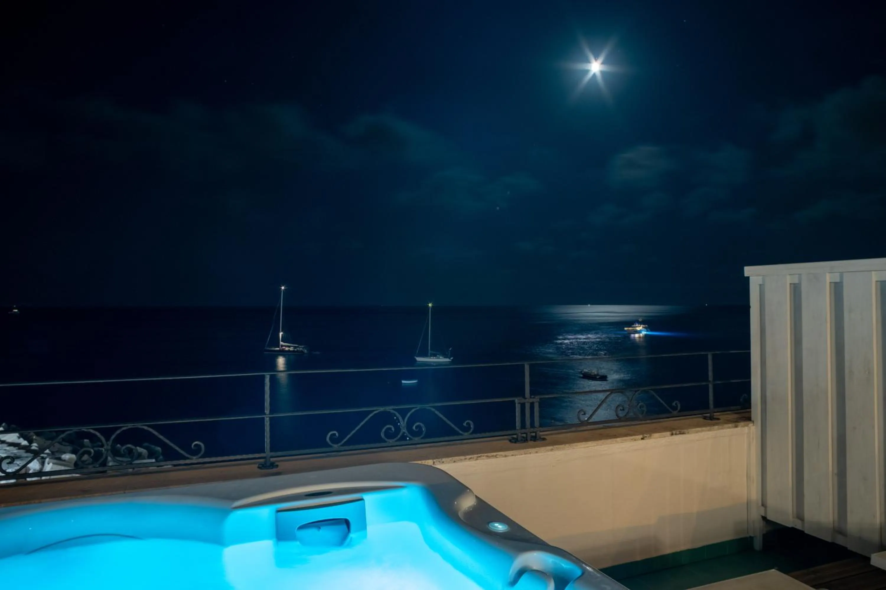 Hot Tub in Hotel Aurora