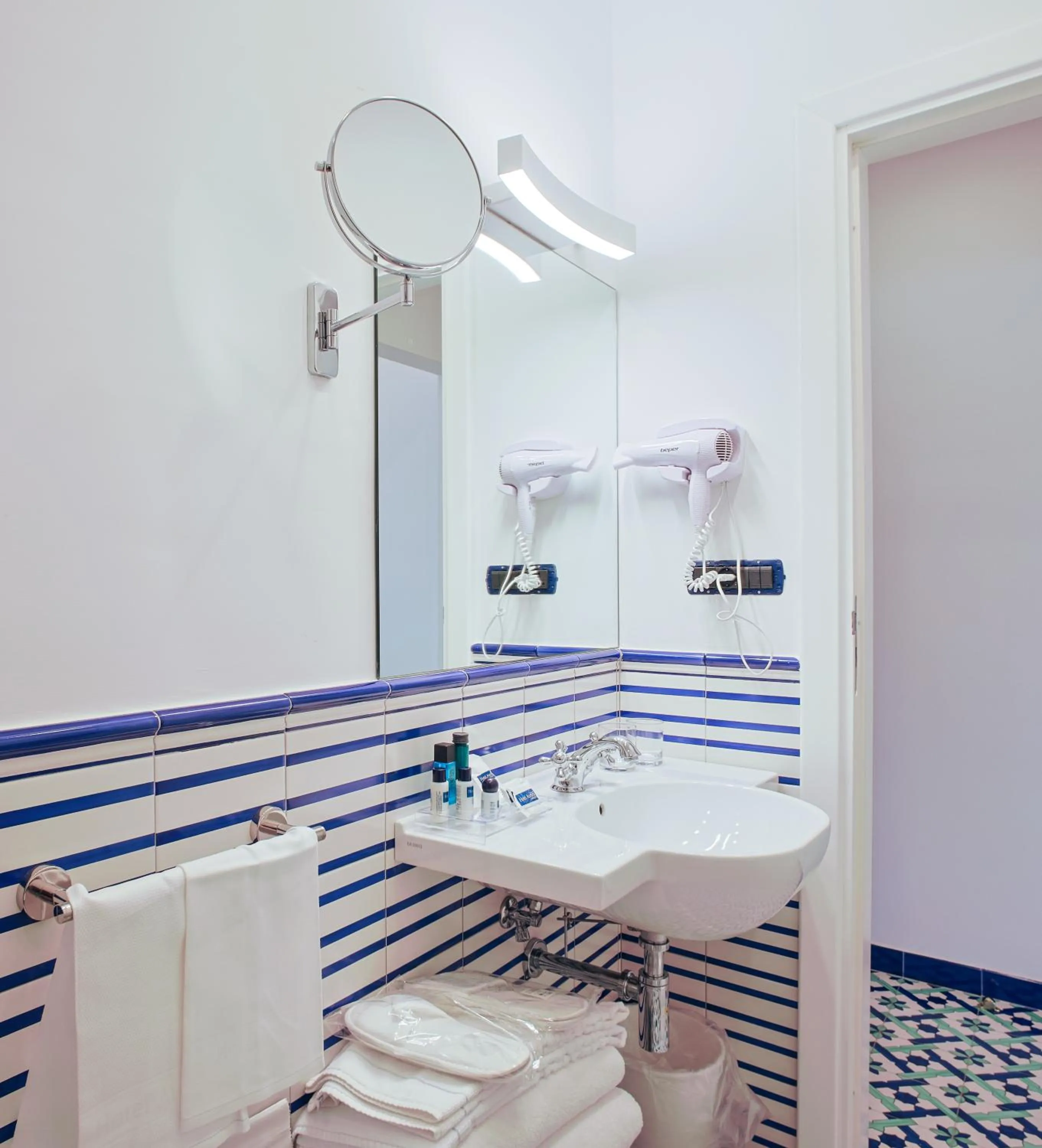 Bathroom in Hotel Aurora