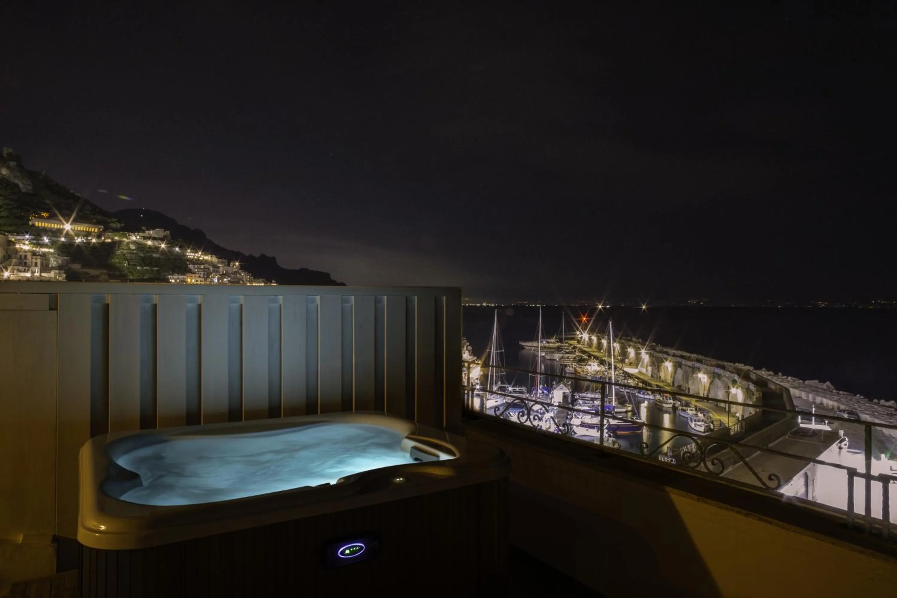 Hot Tub in Hotel Aurora