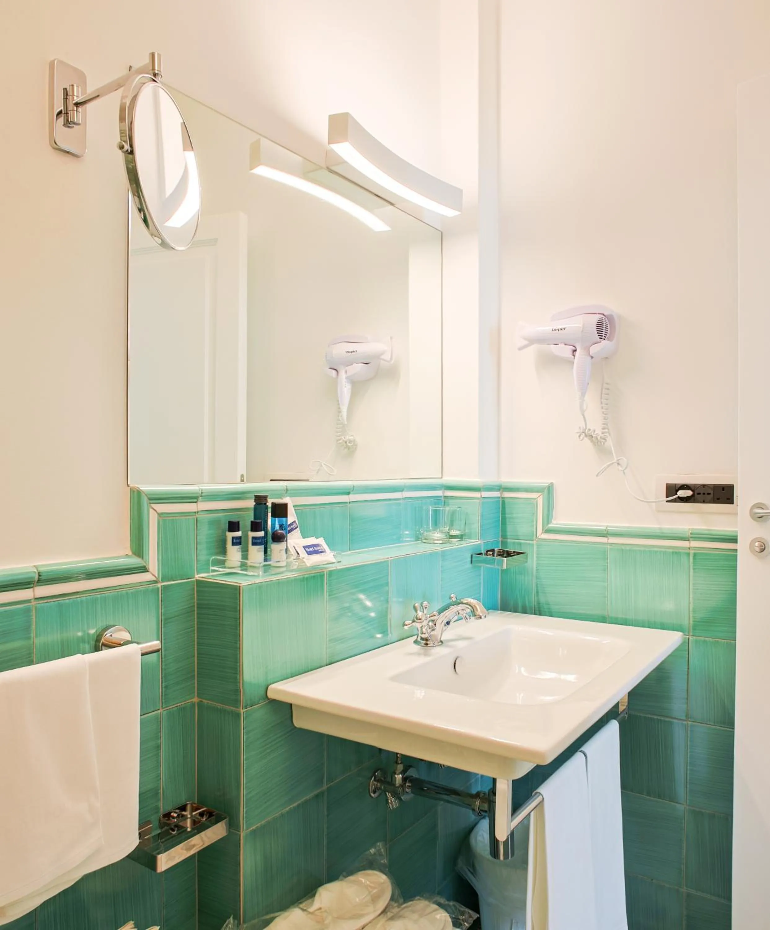 Shower in Hotel Aurora