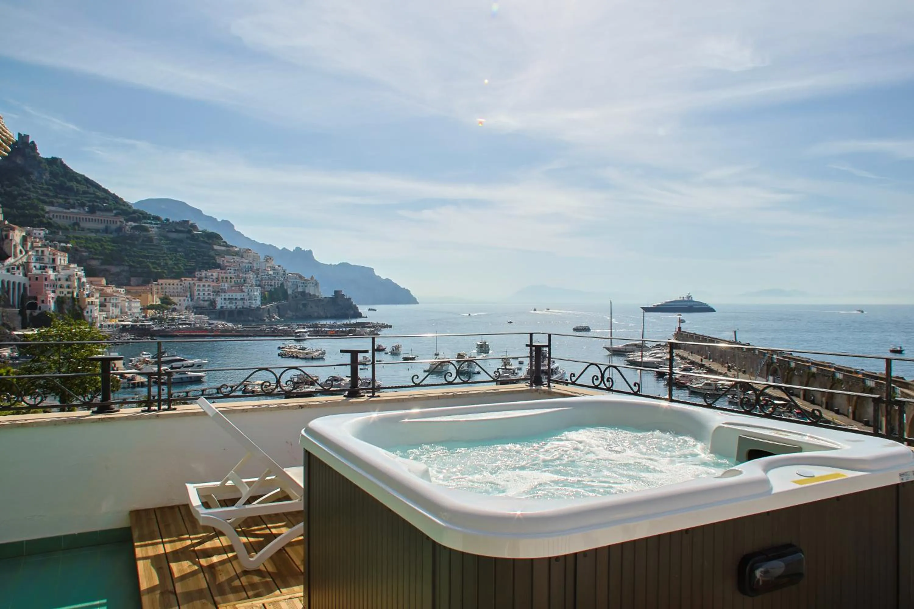 Hot Tub in Hotel Aurora