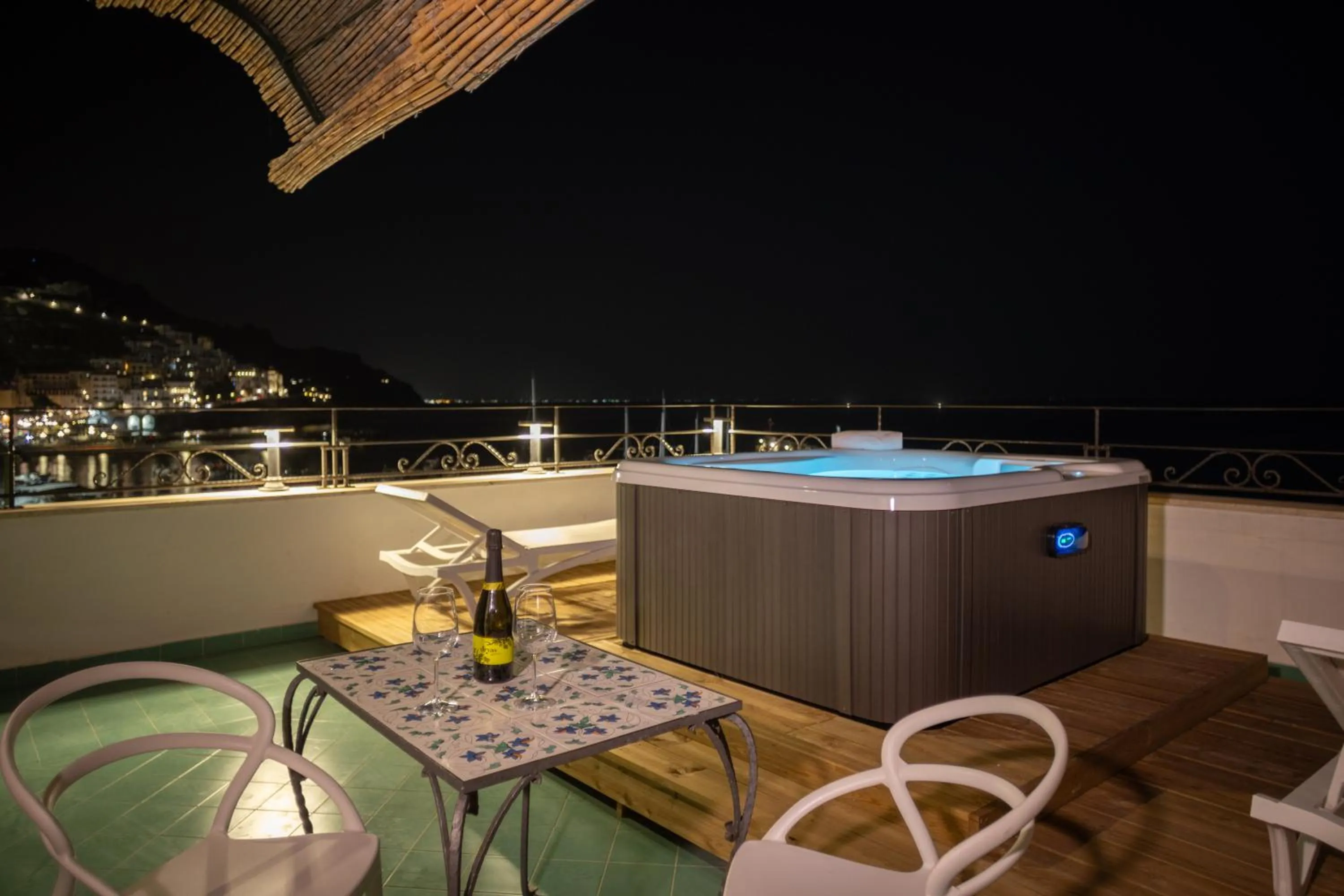 Hot Tub in Hotel Aurora