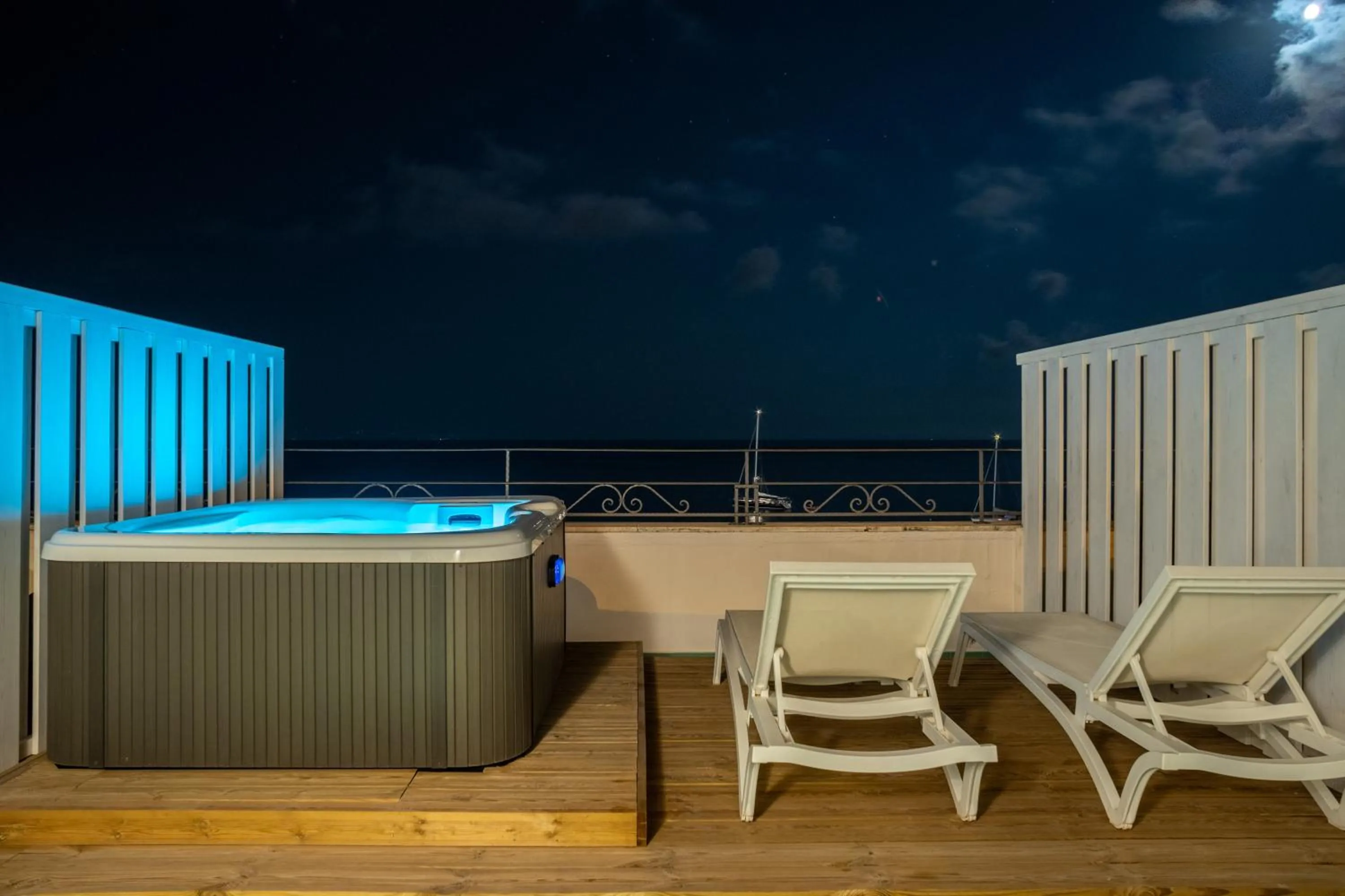 Hot Tub in Hotel Aurora