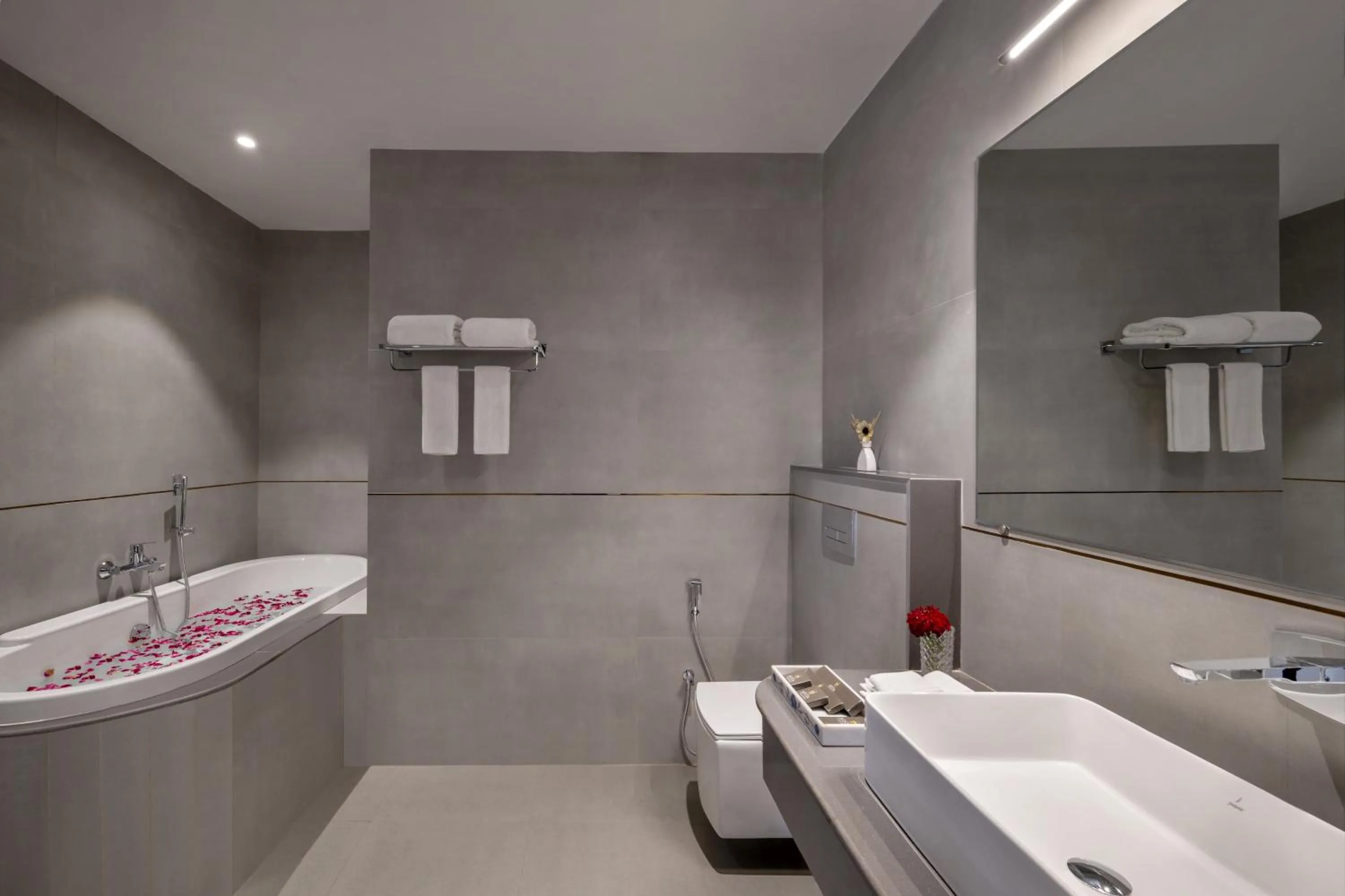 Shower in juSTa Rasa Retreat & Spa Rishikesh