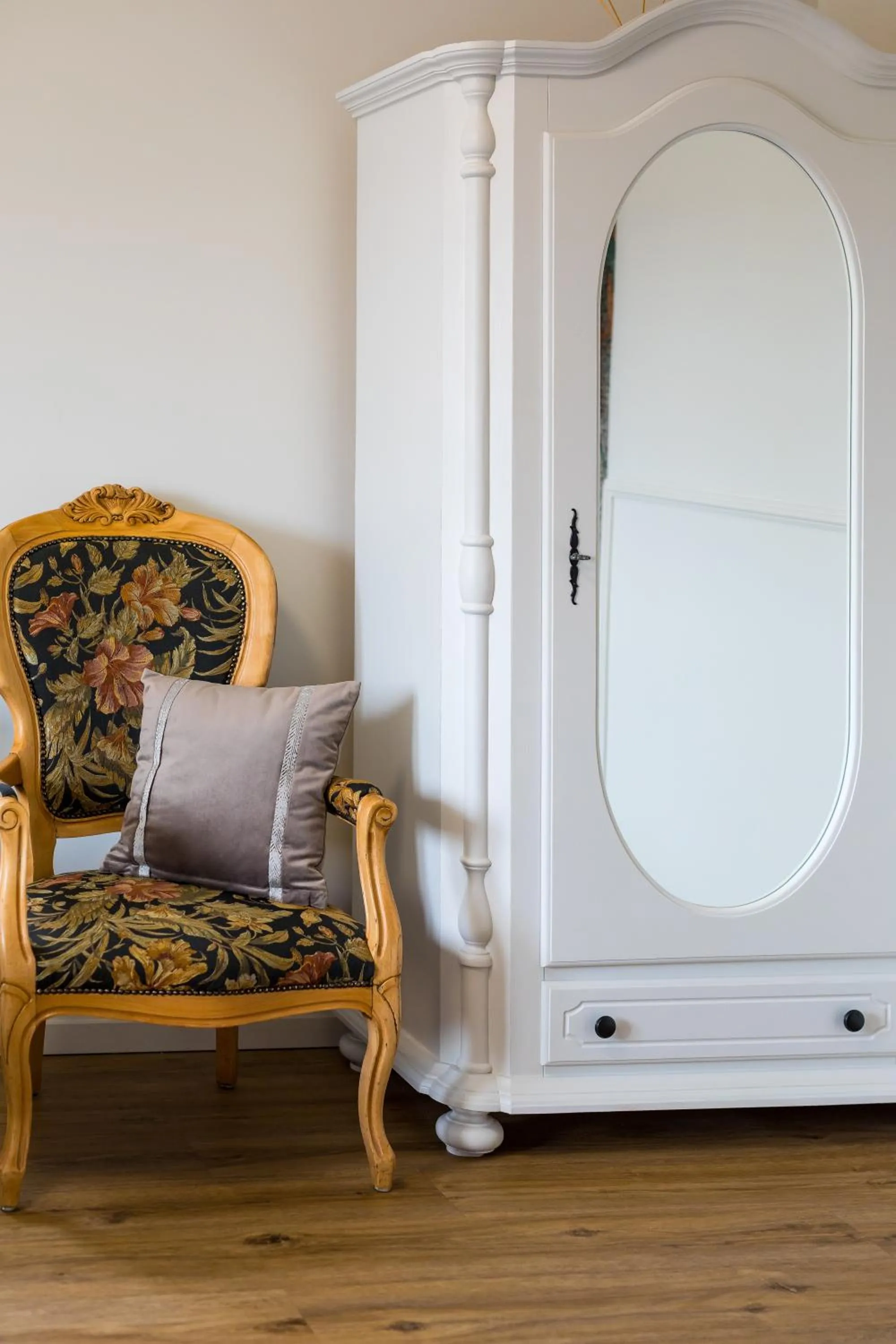 wardrobe in Hotel i Restauracja na Skarpie