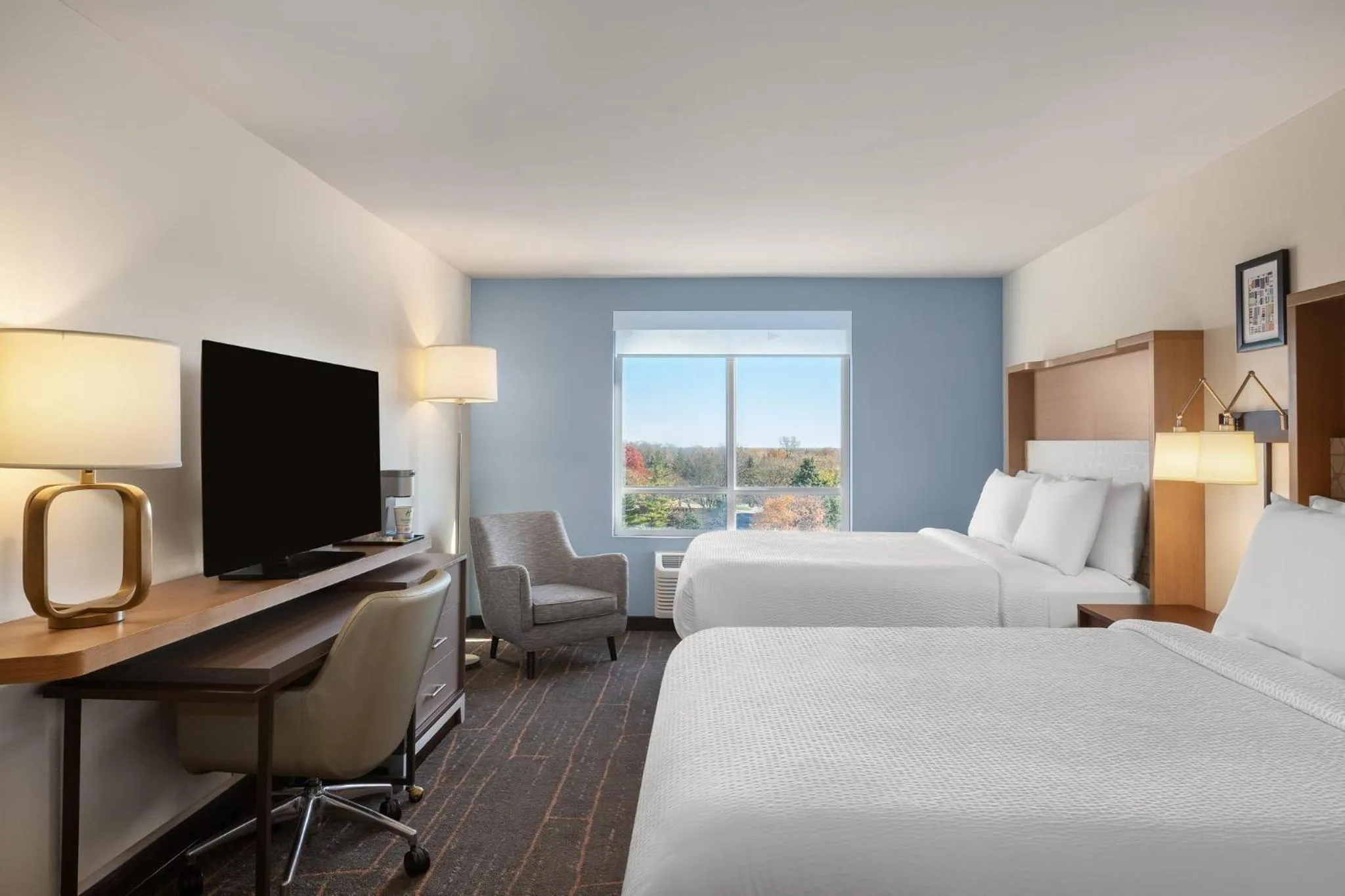 Photo of the whole room, Bed in Holiday Inn & Suites Detroit - Troy by IHG