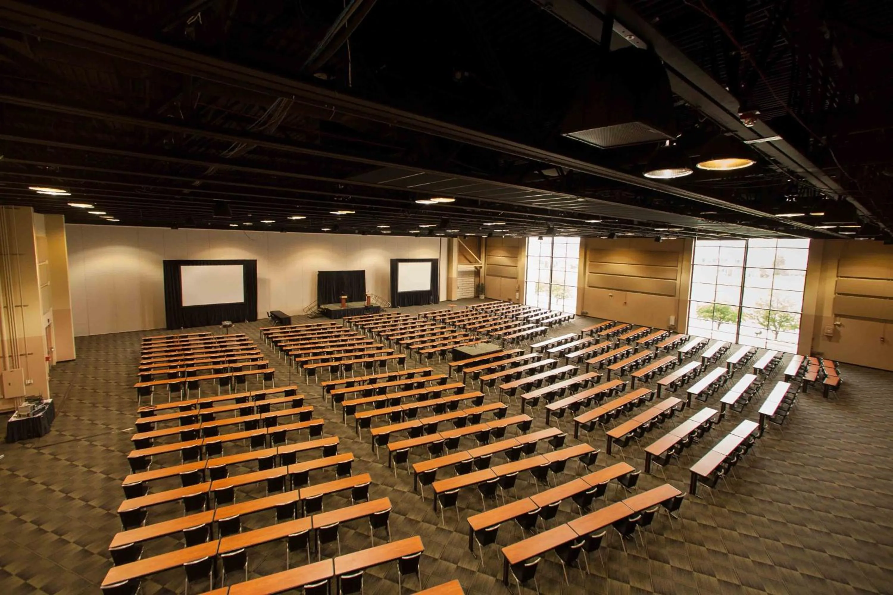 Meeting/conference room in Holiday Inn & Suites Detroit - Troy by IHG