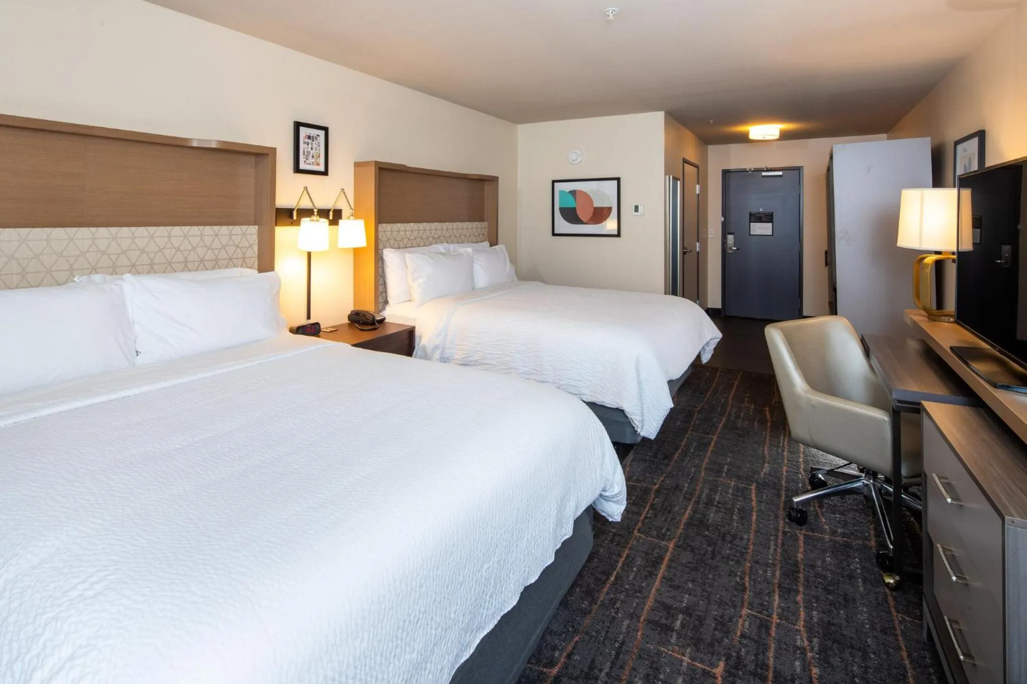 Photo of the whole room, Bed in Holiday Inn & Suites Detroit - Troy by IHG