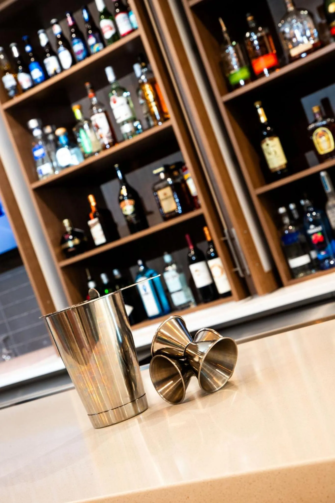 Lounge or bar in Holiday Inn & Suites Detroit - Troy by IHG