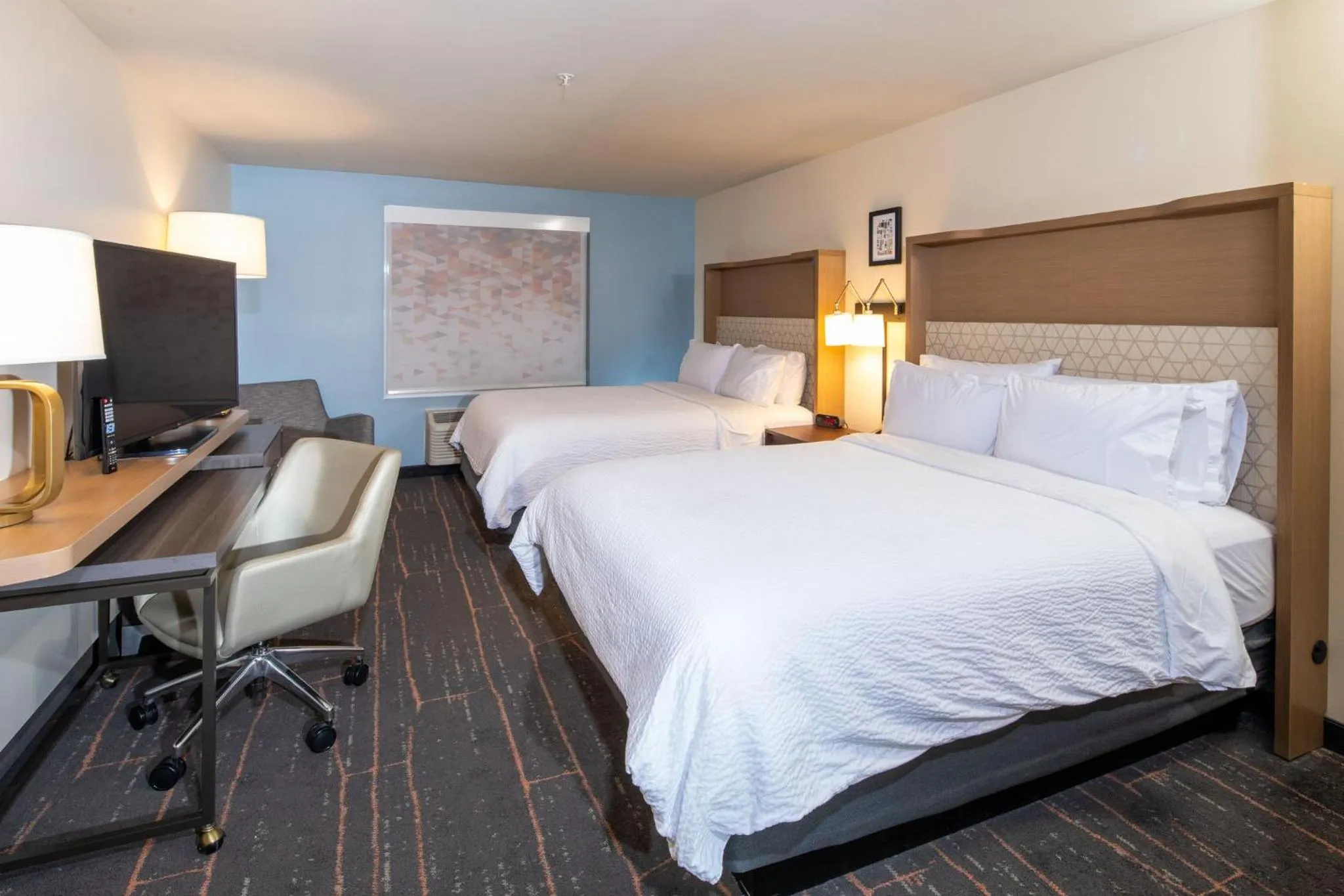 Photo of the whole room, Bed in Holiday Inn & Suites Detroit - Troy by IHG