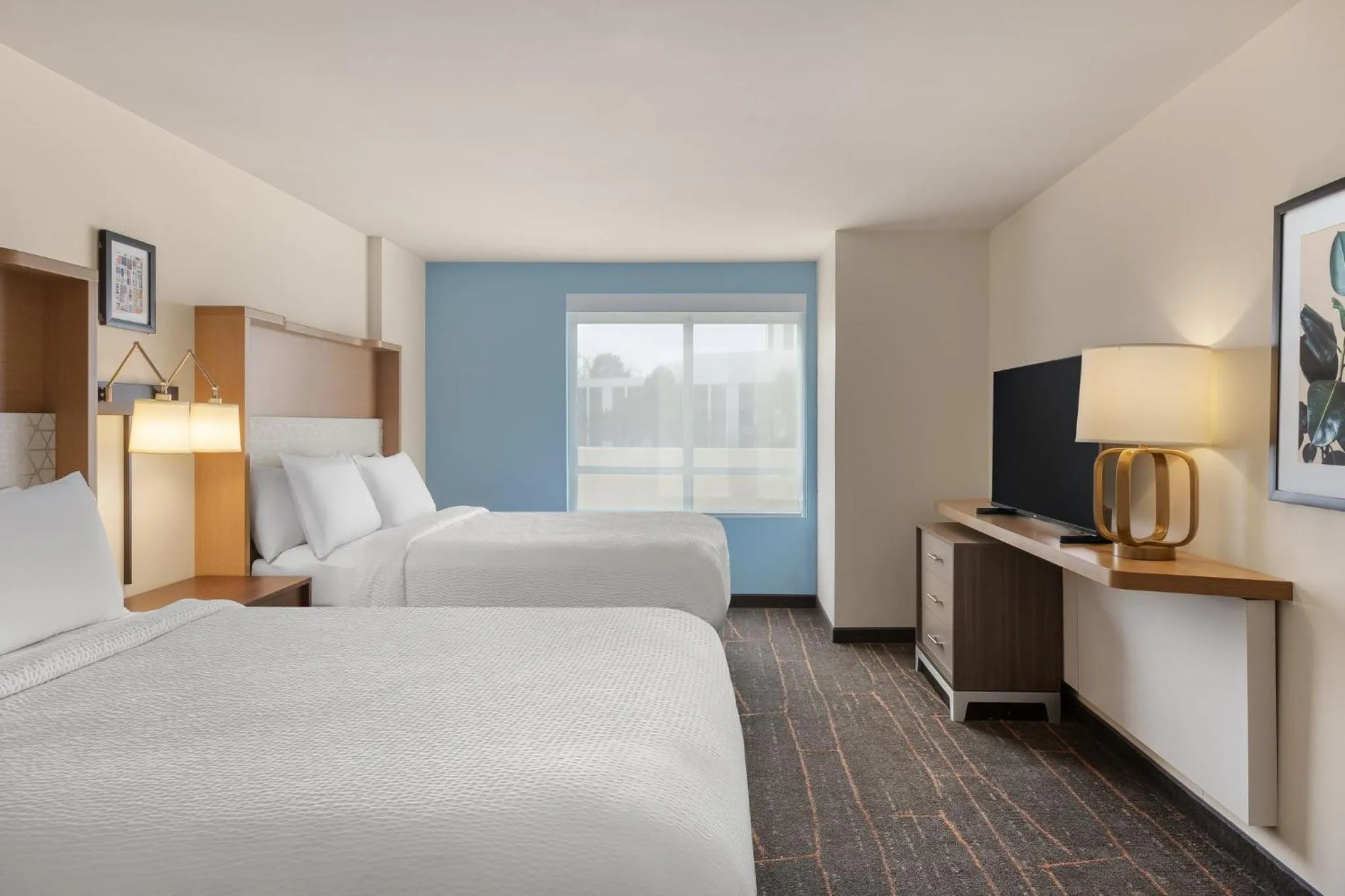 Photo of the whole room, Bed in Holiday Inn & Suites Detroit - Troy by IHG