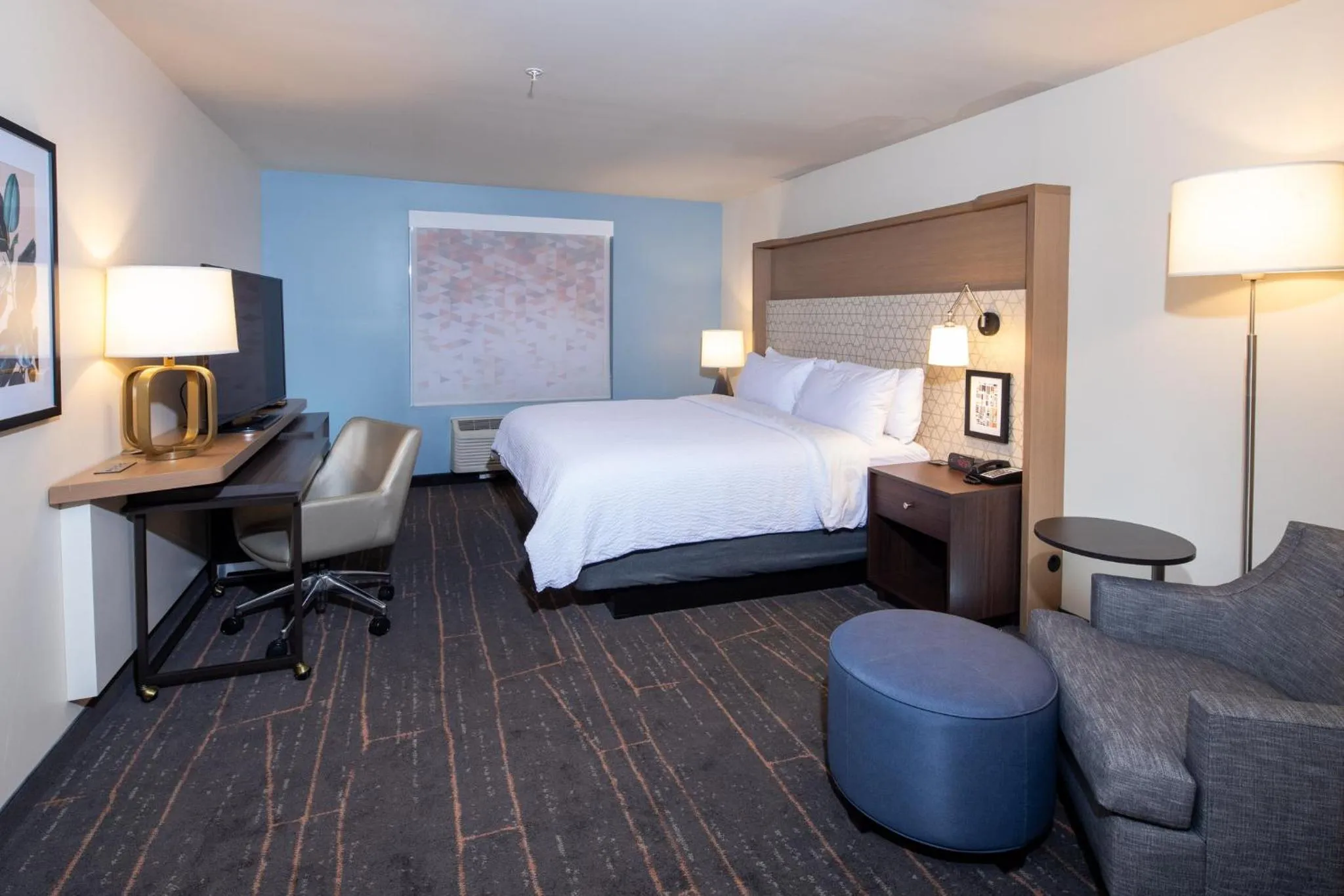 Photo of the whole room, Bed in Holiday Inn & Suites Detroit - Troy by IHG