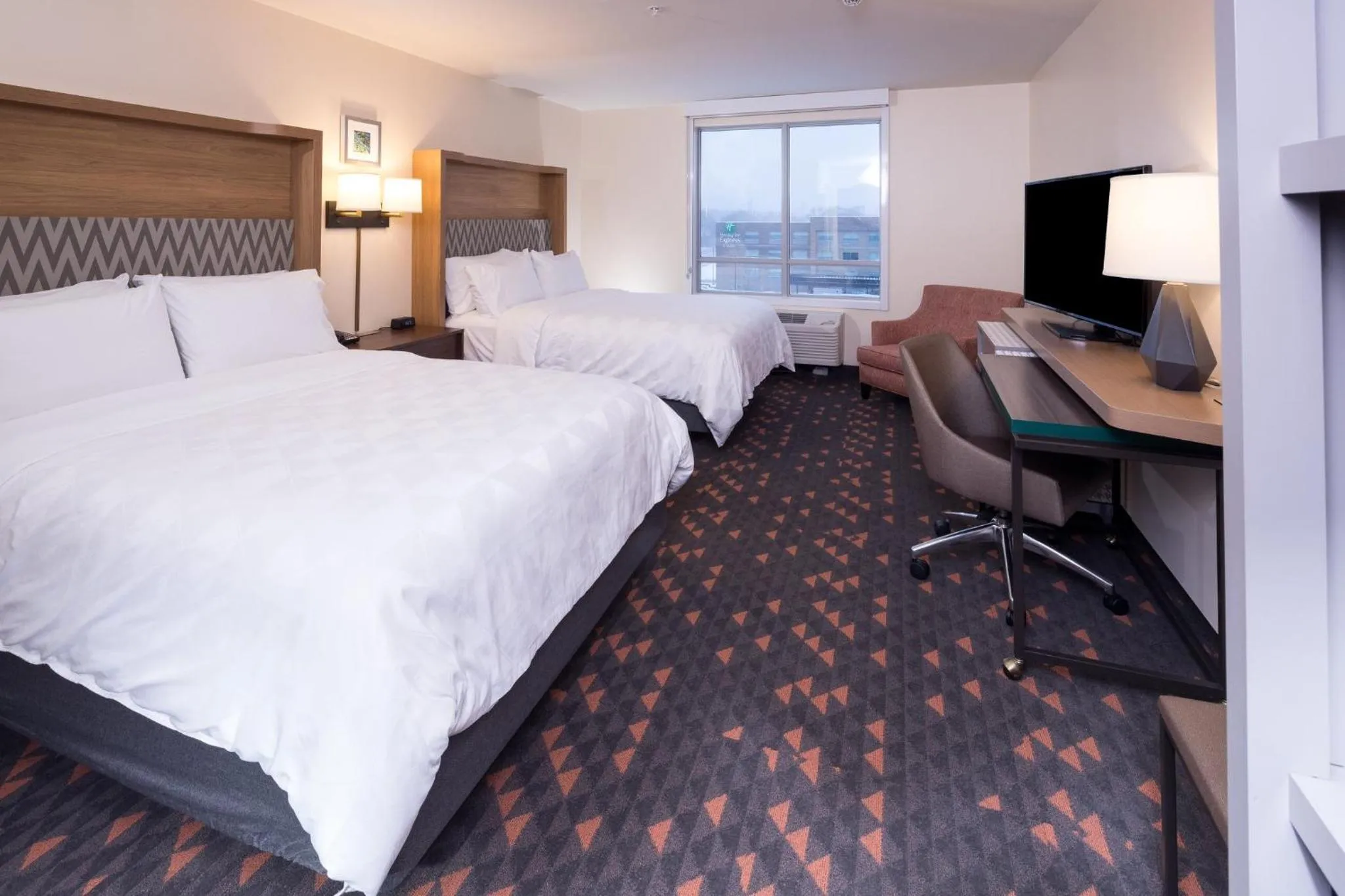 Photo of the whole room, Bed in Holiday Inn & Suites Detroit - Troy by IHG