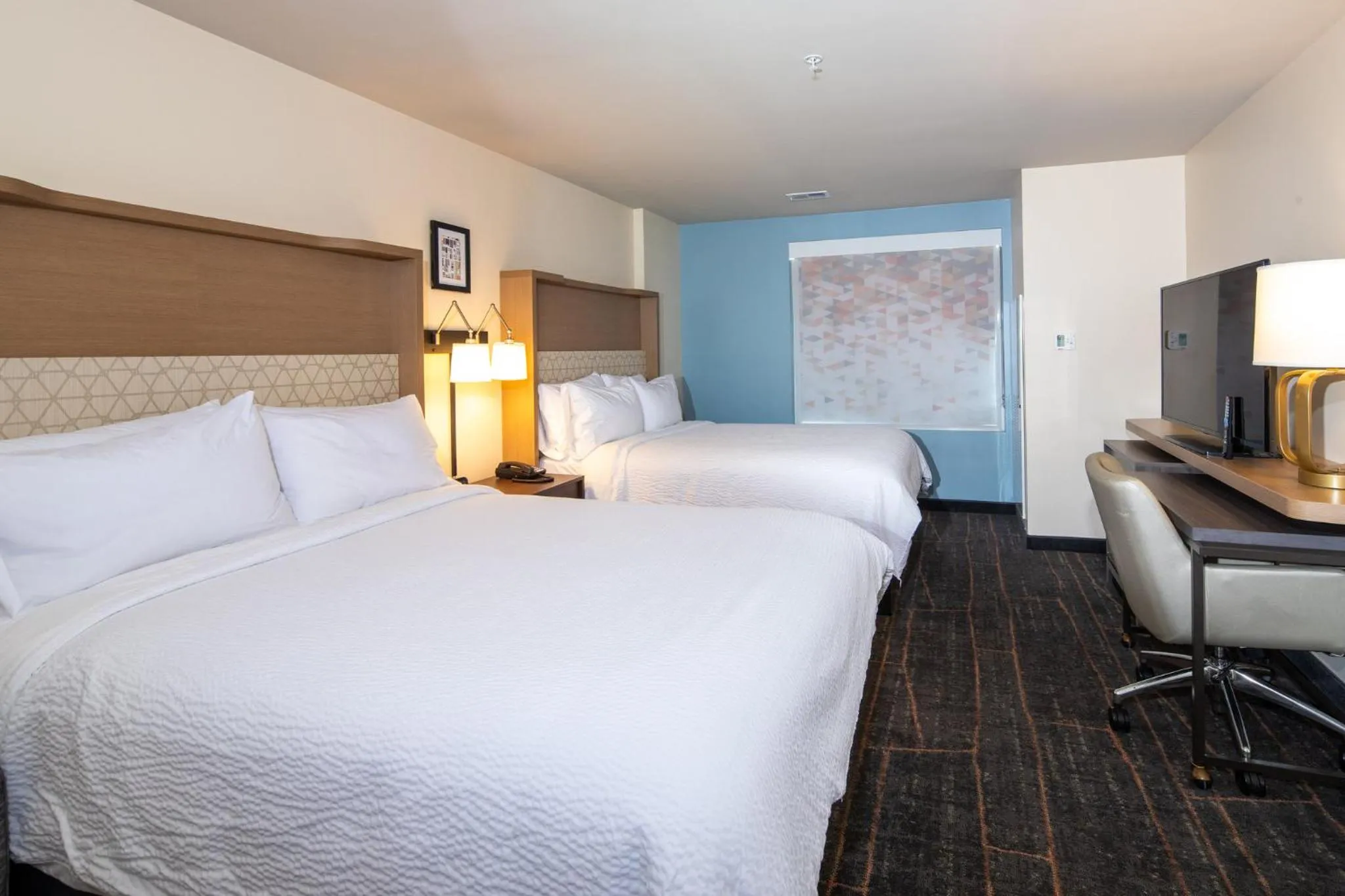 Photo of the whole room, Bed in Holiday Inn & Suites Detroit - Troy by IHG