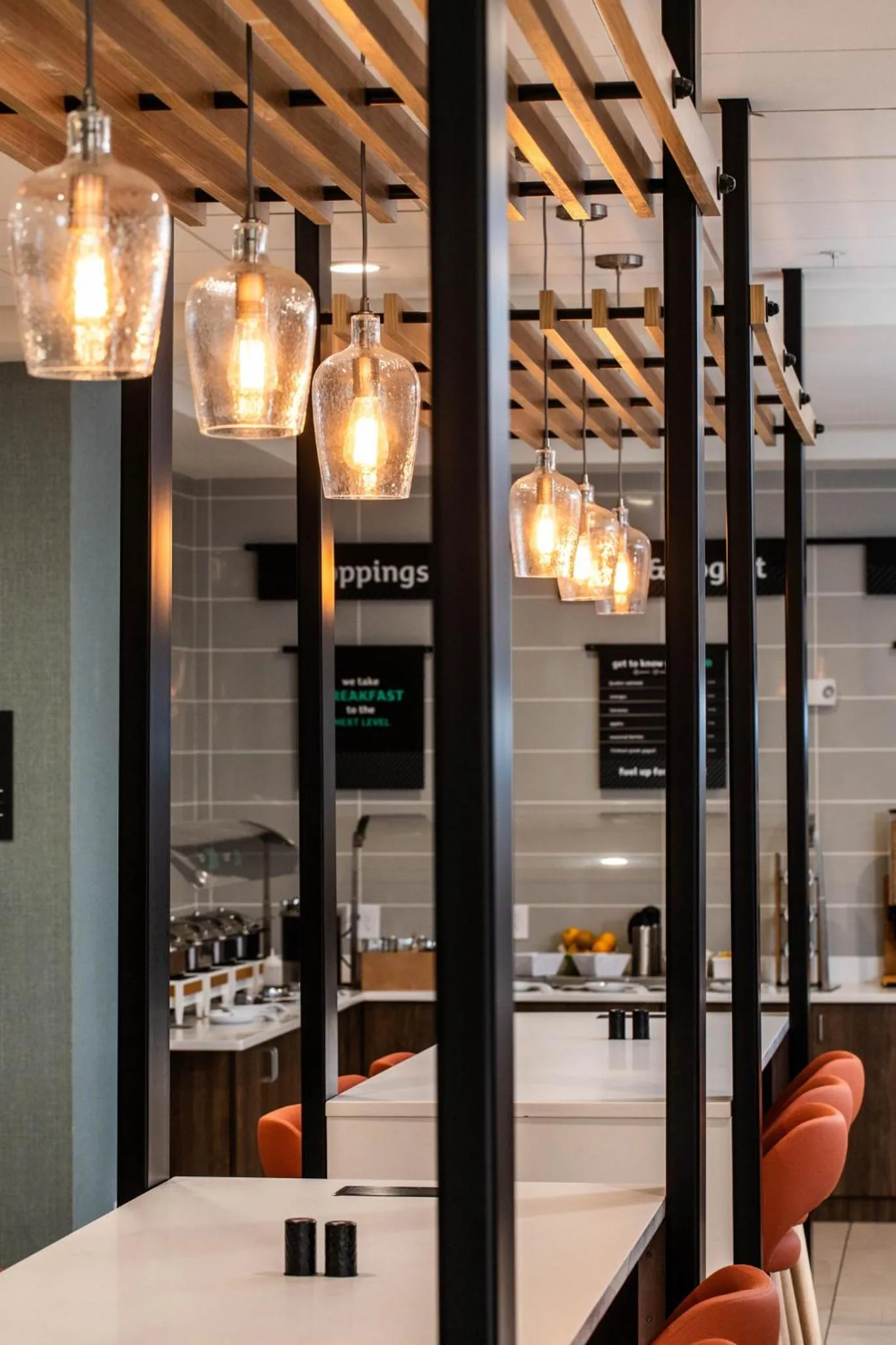 Restaurant/places to eat, Bed in Holiday Inn & Suites Detroit - Troy by IHG